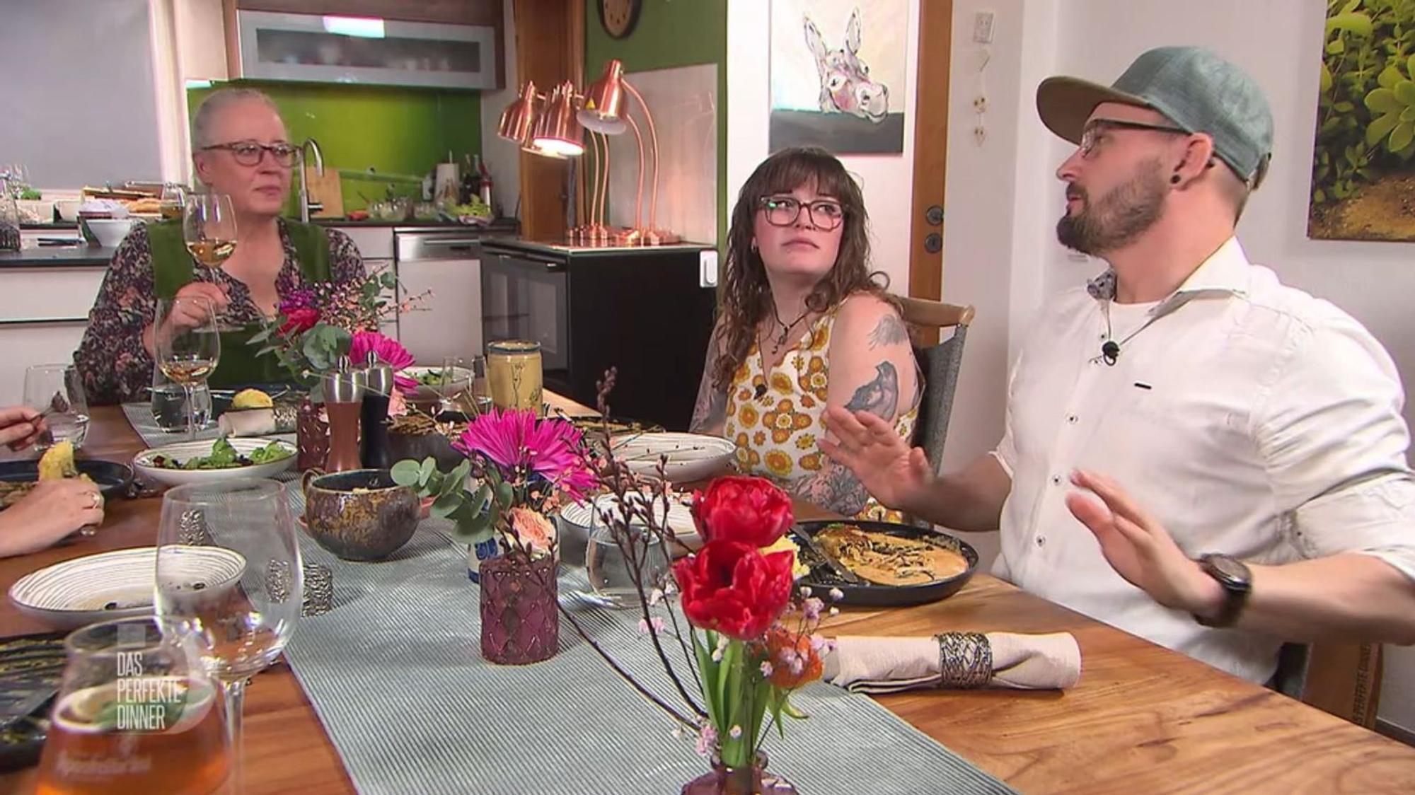 Nach der schweren Suppe als Vorspeise liegt Philipp und Lena (Mitte) auch der Hauptgang schwer im Magen.
(Bild: RTL)