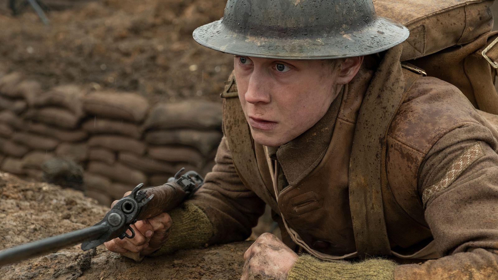 Der Krieg in einer Einstellung: „1917“ sieht aus, als wäre der Film ohne Schnitt gedreht - und das macht die Geschichte zweier Soldaten, die sich allein hinter die feindliche Linie kämpfen müssen, ungemein spannend und grauenvoll.  (Bild: RTLZWEI)