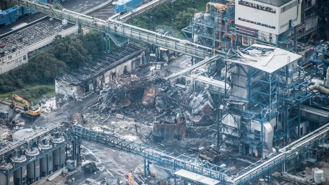Luftbild des explodierten Tanklagers neben der Sondermüllverbrennungsanlage im Entsorgungszentrum Leverkusen. Foto: Ralf Krieger