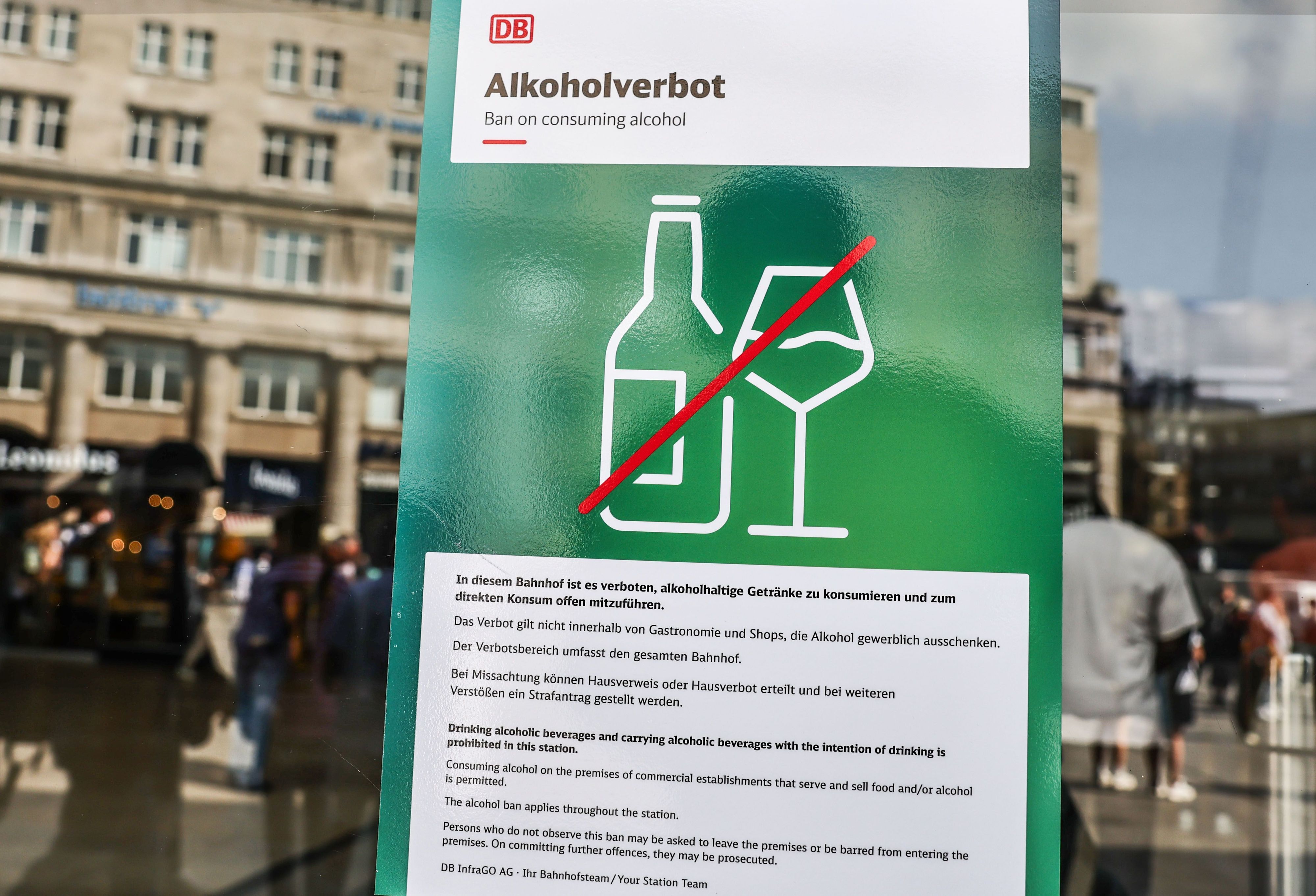 Ein Hinweisschild macht auf das Alkoholverbot im Kölner Hauptbahnhof aufmerksam. (Archivbild)