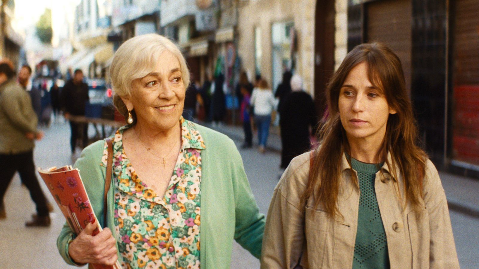 María Ángeles (Carmen Maura, links) freut sich über den Besuch ihrer Tochter Clara Muñoz (Marta Etura).  (Bild: Pandora Film)