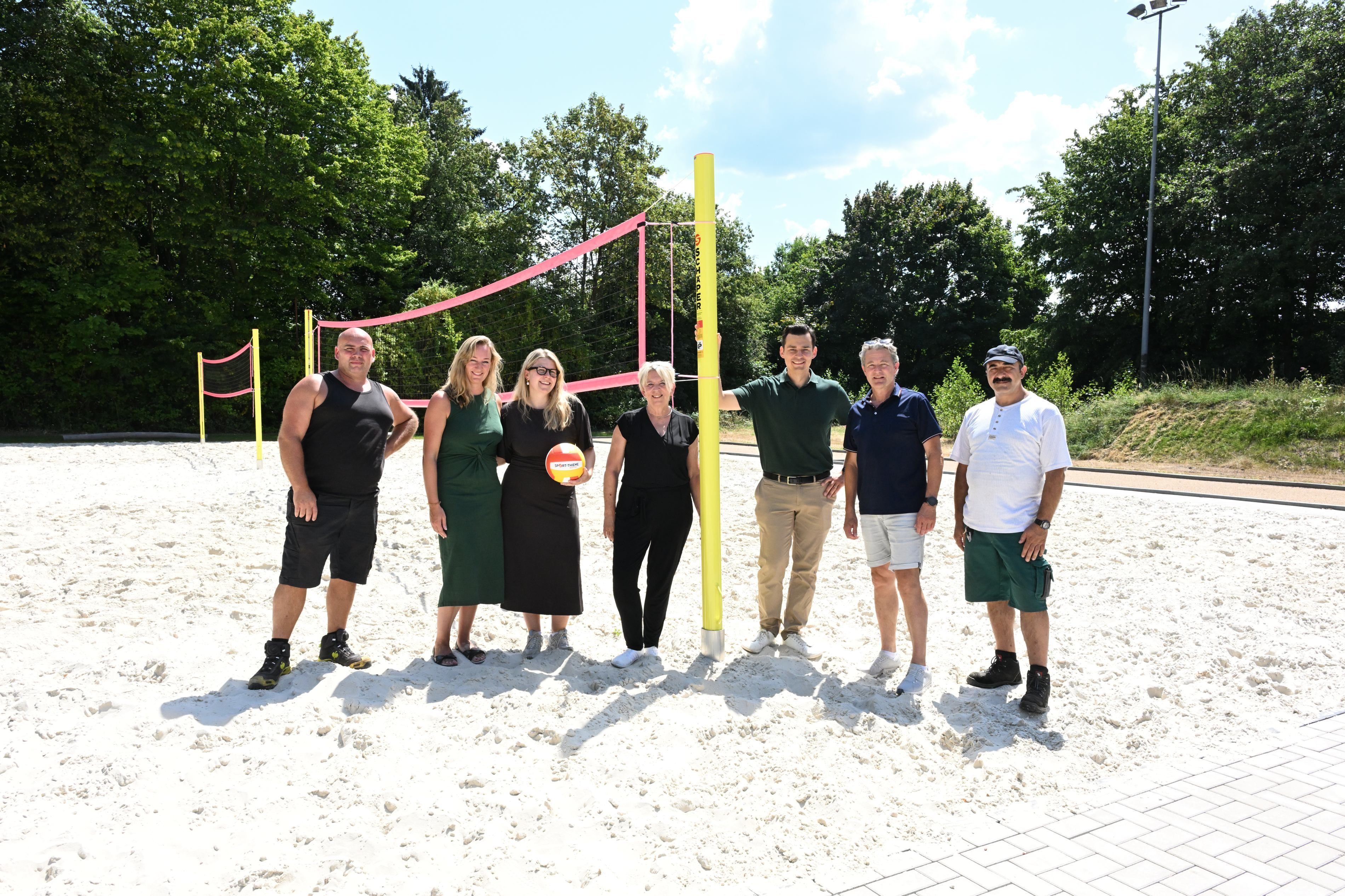 Das Foto zeigt die Eröffnung der neuen Sportanlage in Katterbach