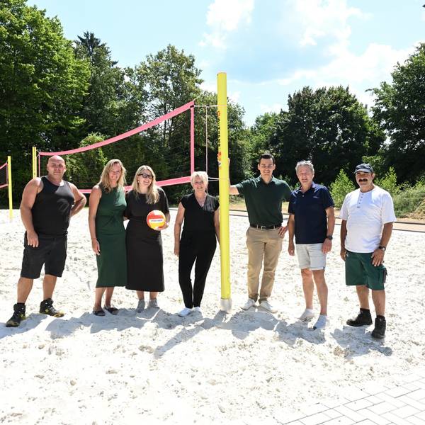 Das Foto zeigt die Eröffnung der neuen Sportanlage in Katterbach