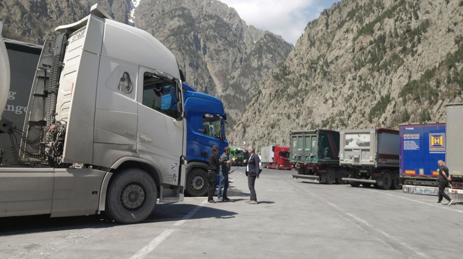 An der georgisch-russischen Grenze kommt der ARD-Reporter mit Lkw-Fahrern ins Gespräch. (Bild: SWR)