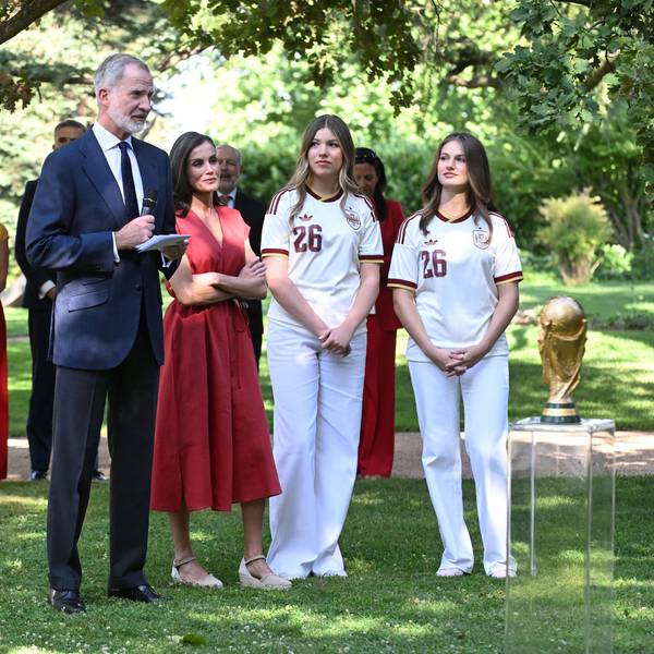 Spaniens König und die Königin, Felipe VI. (l) und Letizia (2.v.l), Prinzessin Leonor (r) und Infantin Sofia, während der Audienz mit der spanischen Fußballnationalmannschaft nach deren Sieg über Argentinien im Finale der FIFA-Weltmeisterschaft.