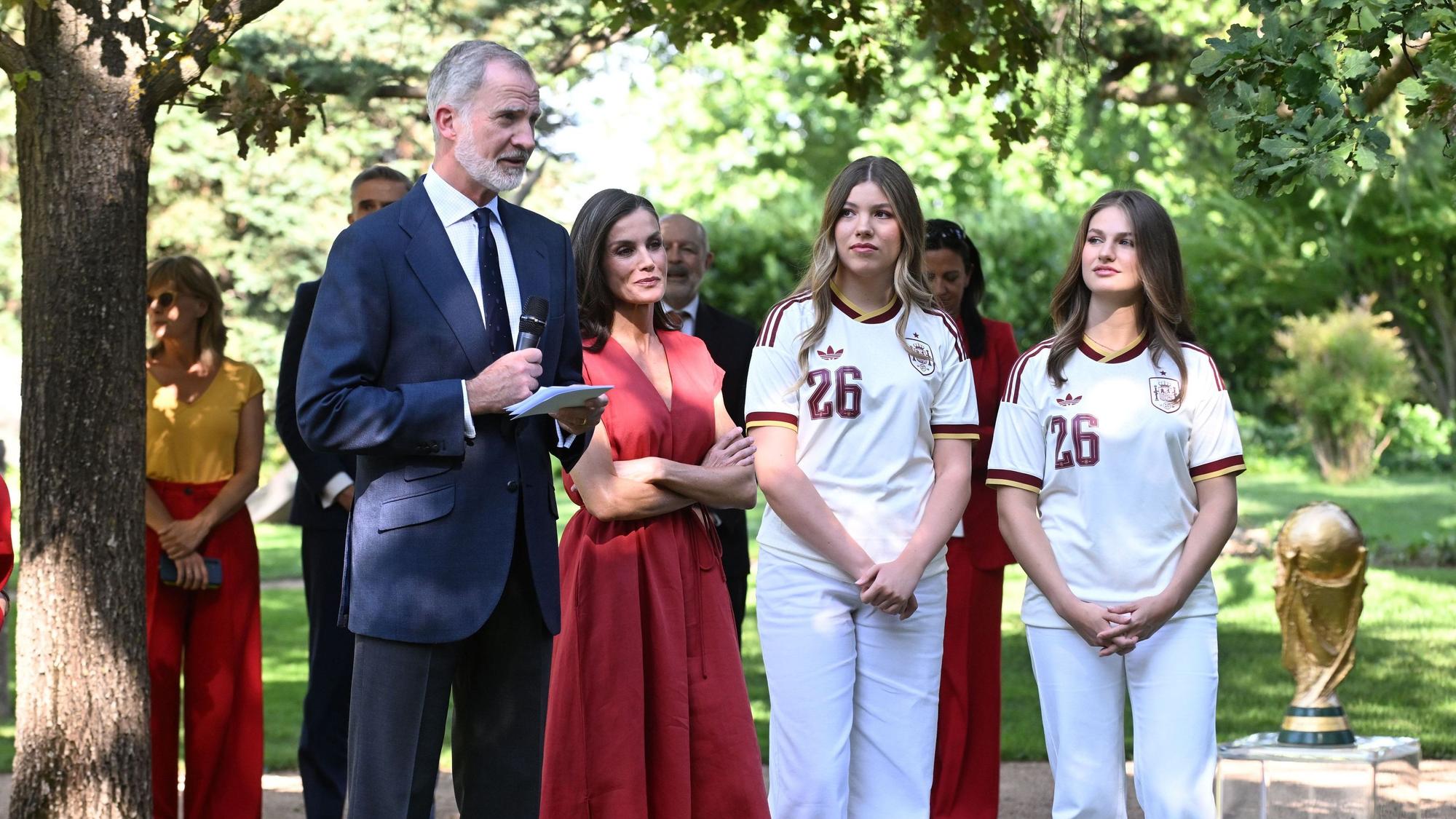 Spaniens König und die Königin, Felipe VI. (l) und Letizia (2.v.l), Prinzessin Leonor (r) und Infantin Sofia, während der Audienz mit der spanischen Fußballnationalmannschaft nach deren Sieg über Argentinien im Finale der FIFA-Weltmeisterschaft.