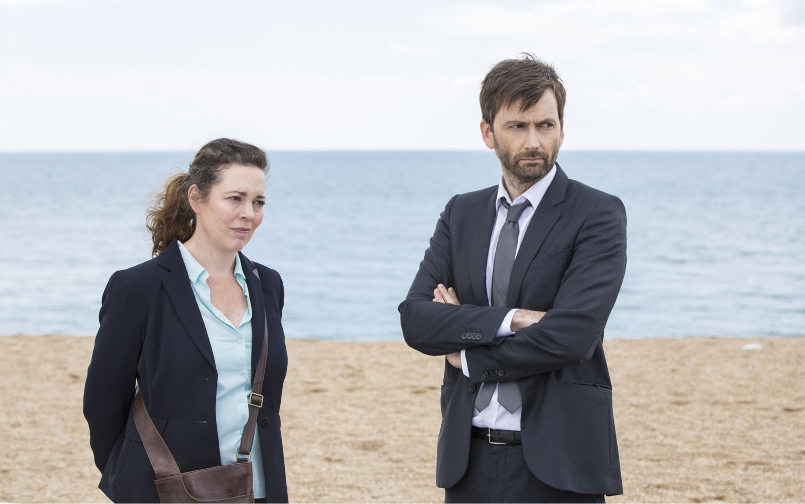 Der große Durchbruch gelang Olivia Colman an der Seite von David Tennant (rechts) in der Krimiserie „Broadchurch“. (Bild: 13th Street / Kudos Imaginary Friends)