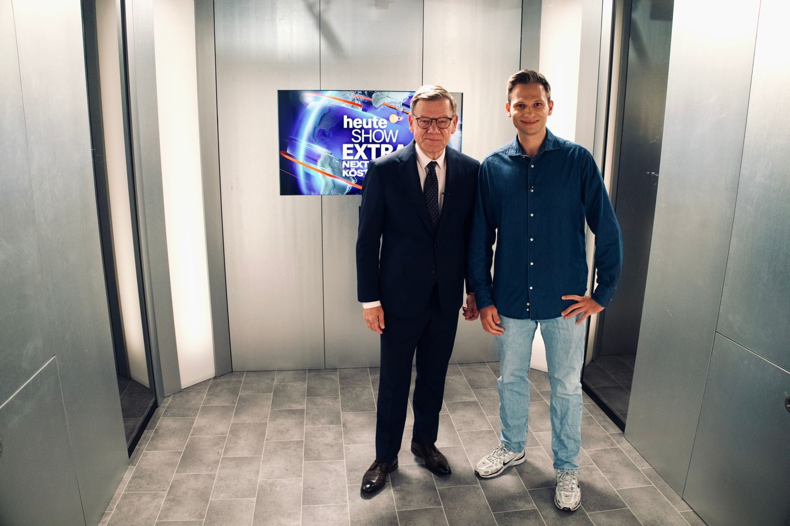 Fabian Köster (rechts) begrüßt CDU-Politiker und Bundesaußenminister Johann Wadephul bei „Next Stop Köster“. (Bild: ZDF/Thomas Wolfschläger)