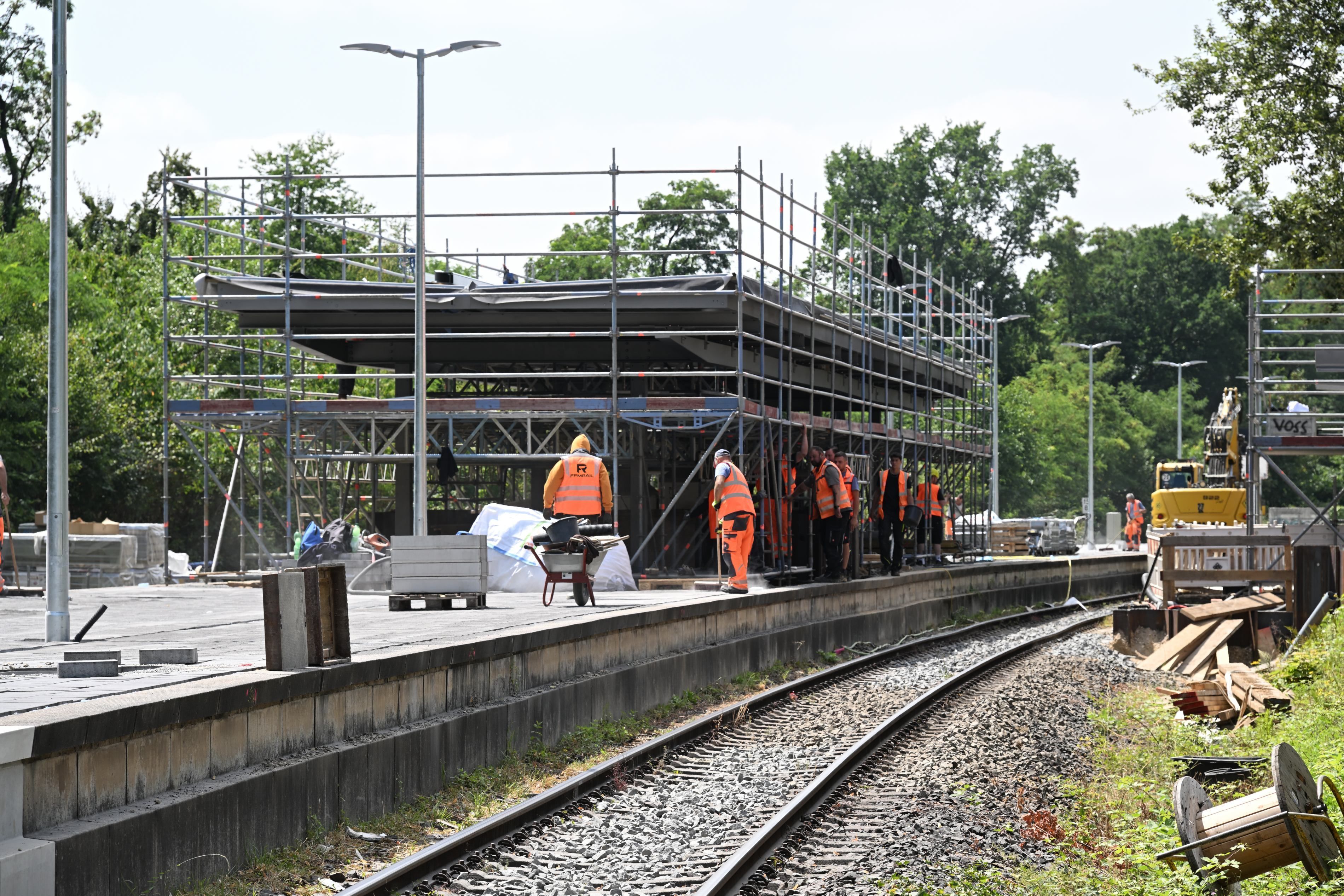 Bauarbeiter auf einem Bahnsteig