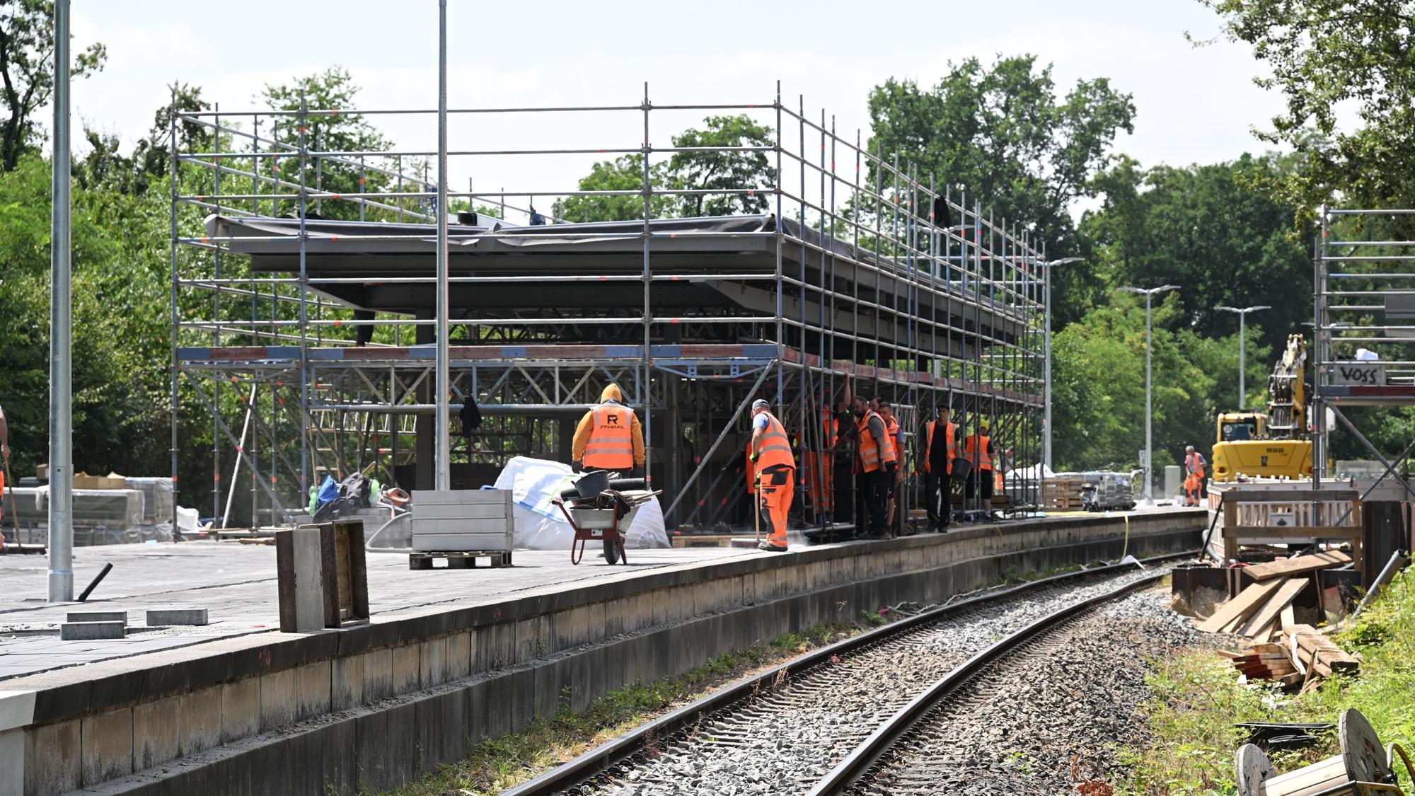 Bauarbeiter auf einem Bahnsteig