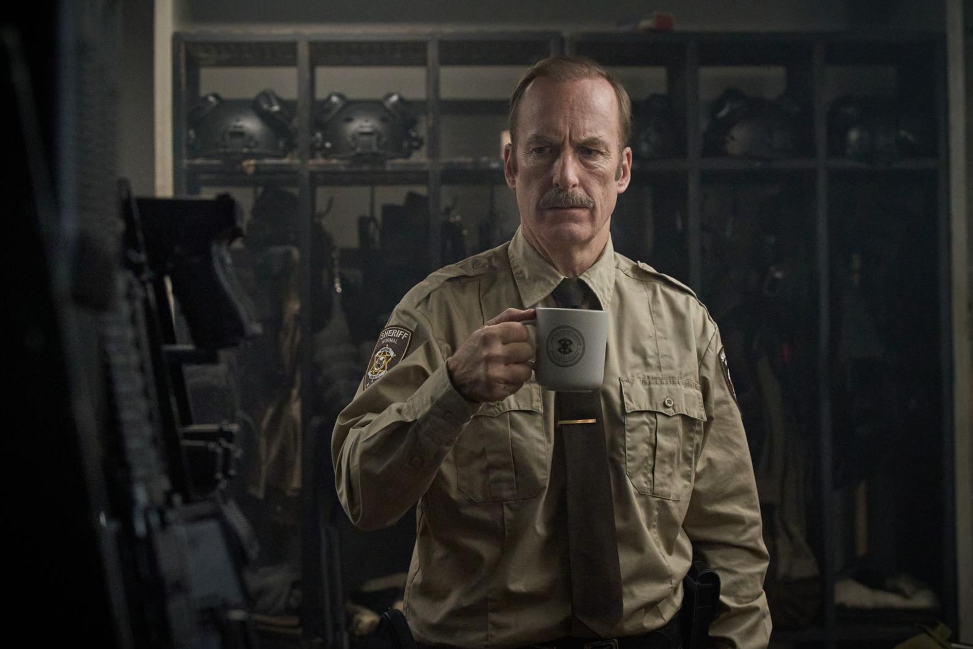 Als Ulysses (Bob Odenkirk) den Job als Aushilfssheriff in der Kleinstadt Normal annahm, erwartete er eine ruhige Zeit. Doch bald entwickelt sich alles ganz anders ... (Bild: Leonine)