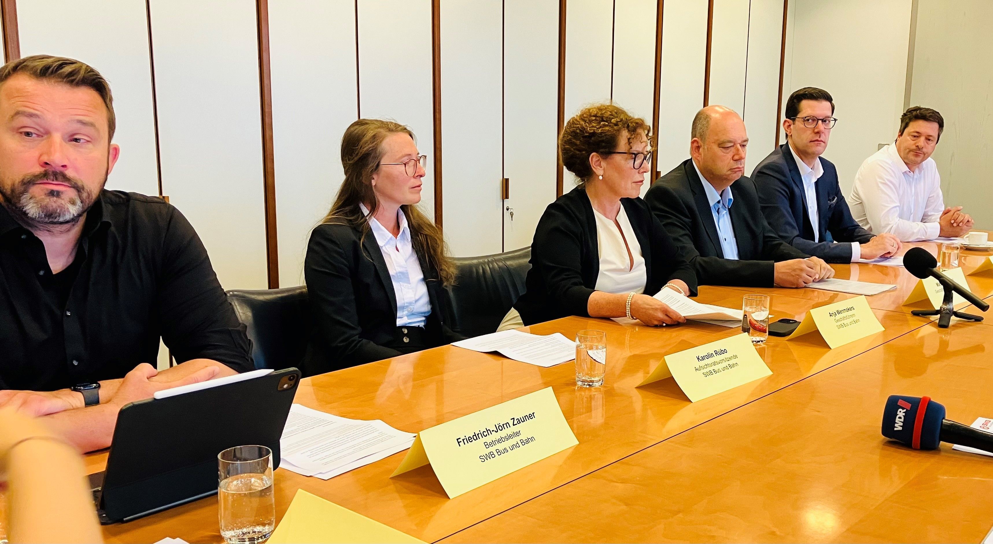 (v. l.):  Friedrich-Jörn Zauner, Betriebsleiter SWB Bus und Bahn, Karolin Rübo, Aufsichtsratsvorsitzende von SWB Bus und Bahn, Geschäftsführerin Anja Wenmakes, Konzernchef Marco Westphal, David Lutz, Aufsichtsratsvorsitzender der SWB GmbH, und Gregor Frohne, Bereichsleiter Schienenfahrzeuge.