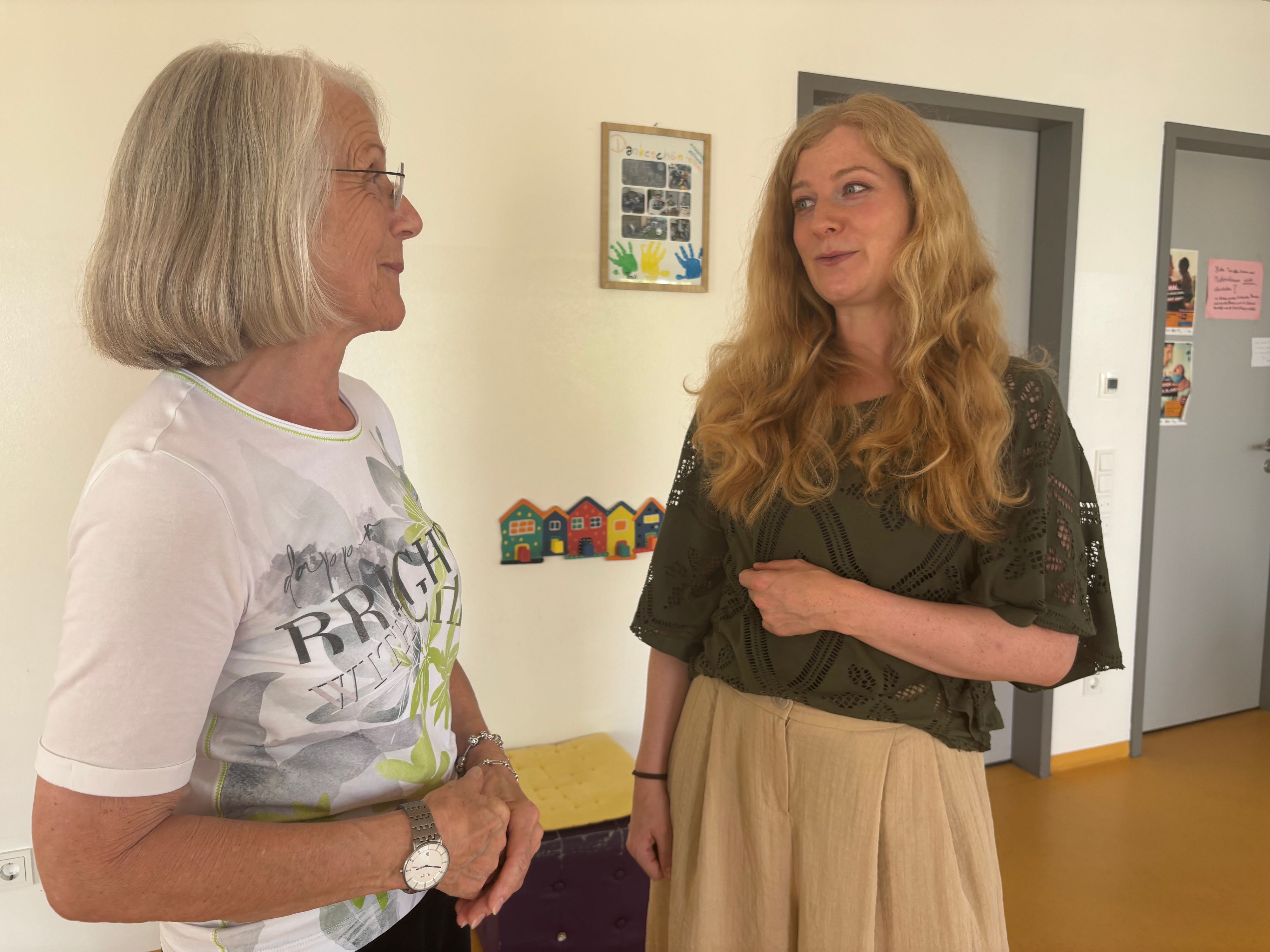 Das Foto zeigt zwei Frauen im Gespräch.