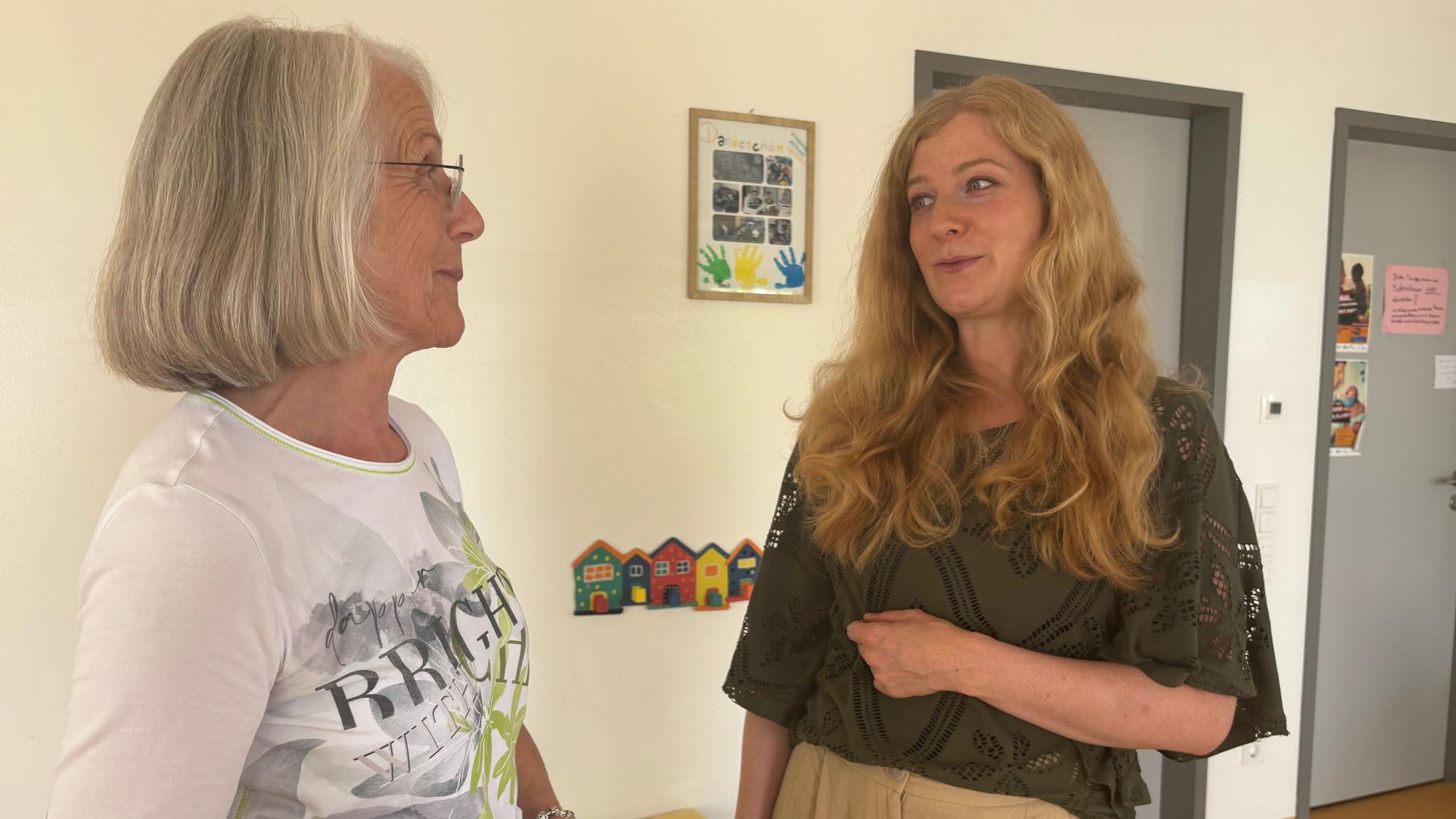 Das Foto zeigt zwei Frauen im Gespräch.
