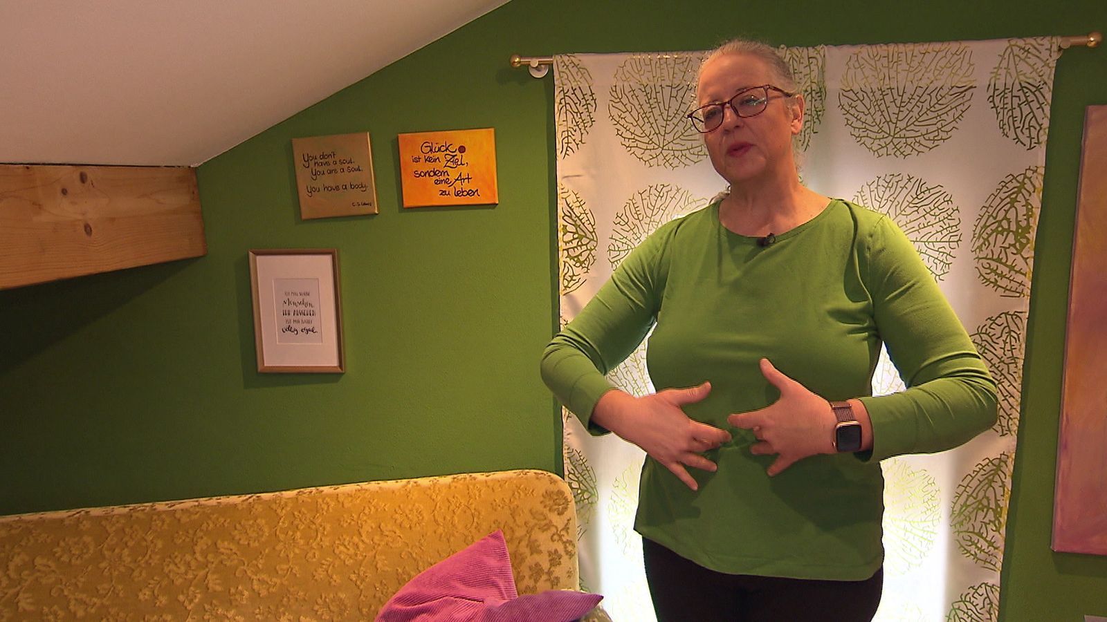Im ehemaligen Zimmer ihres Sohnes arbeitet Gudrun inzwischen als Resilienzberaterin.
 (Bild: RTL)