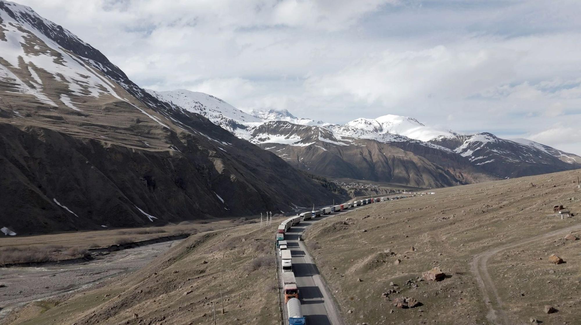Georgien erlebt seit Beginn des russischen Krieges gegen die Ukraine einen Wirtschaftsboom. Haben die Lkw-Kolonnen im Kaukasus damit etwas zu tun? (Bild: SWR)