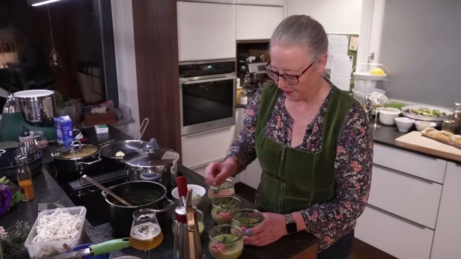 In die grüne Erbsensuppe kommt ein rosa Rote-Bete-Wölkchen.
 (Bild: RTL)