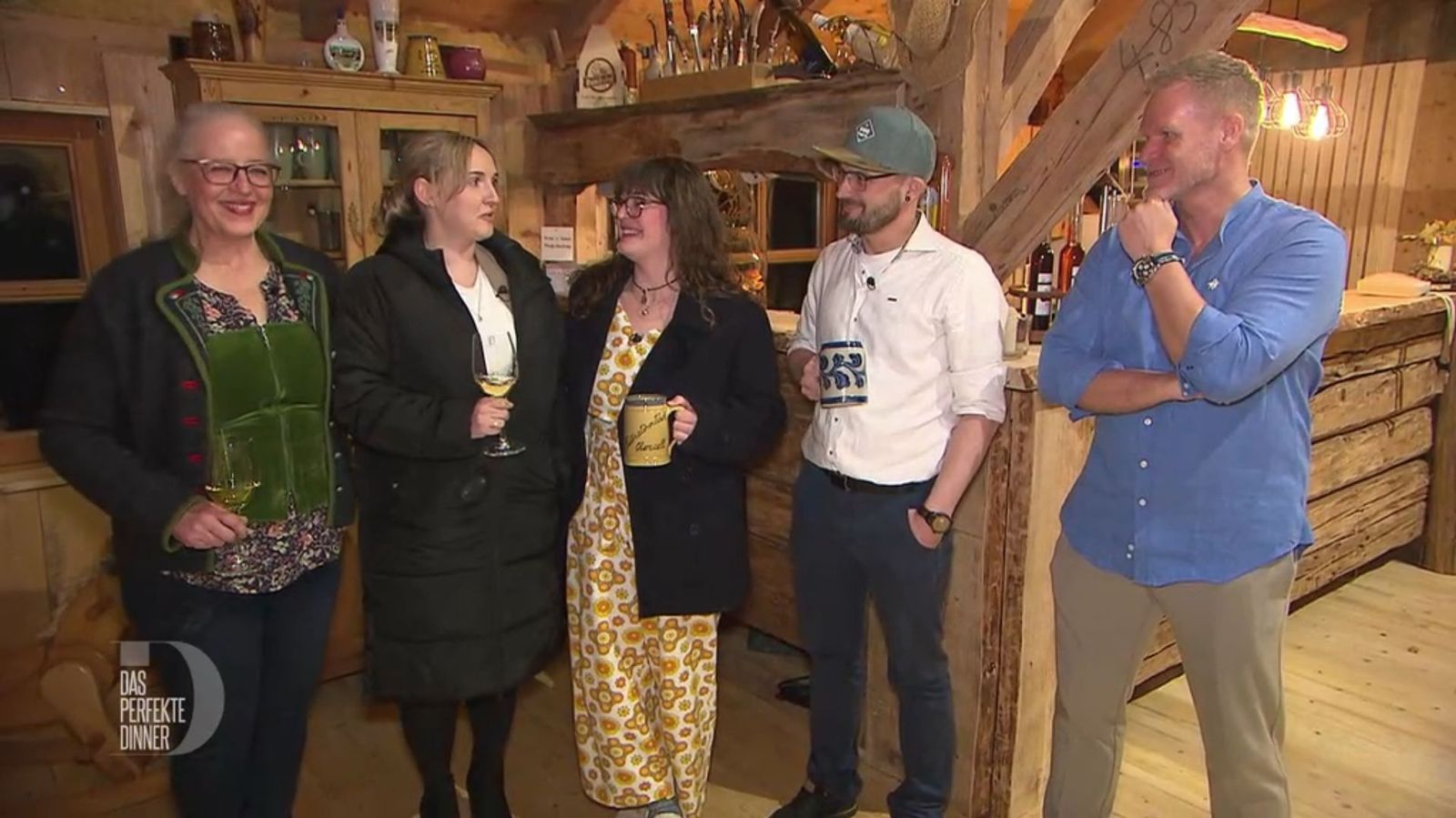 Kerstin (Zweite von links) kann den Wochensieg noch gar nicht fassen.
 (Bild: RTL)