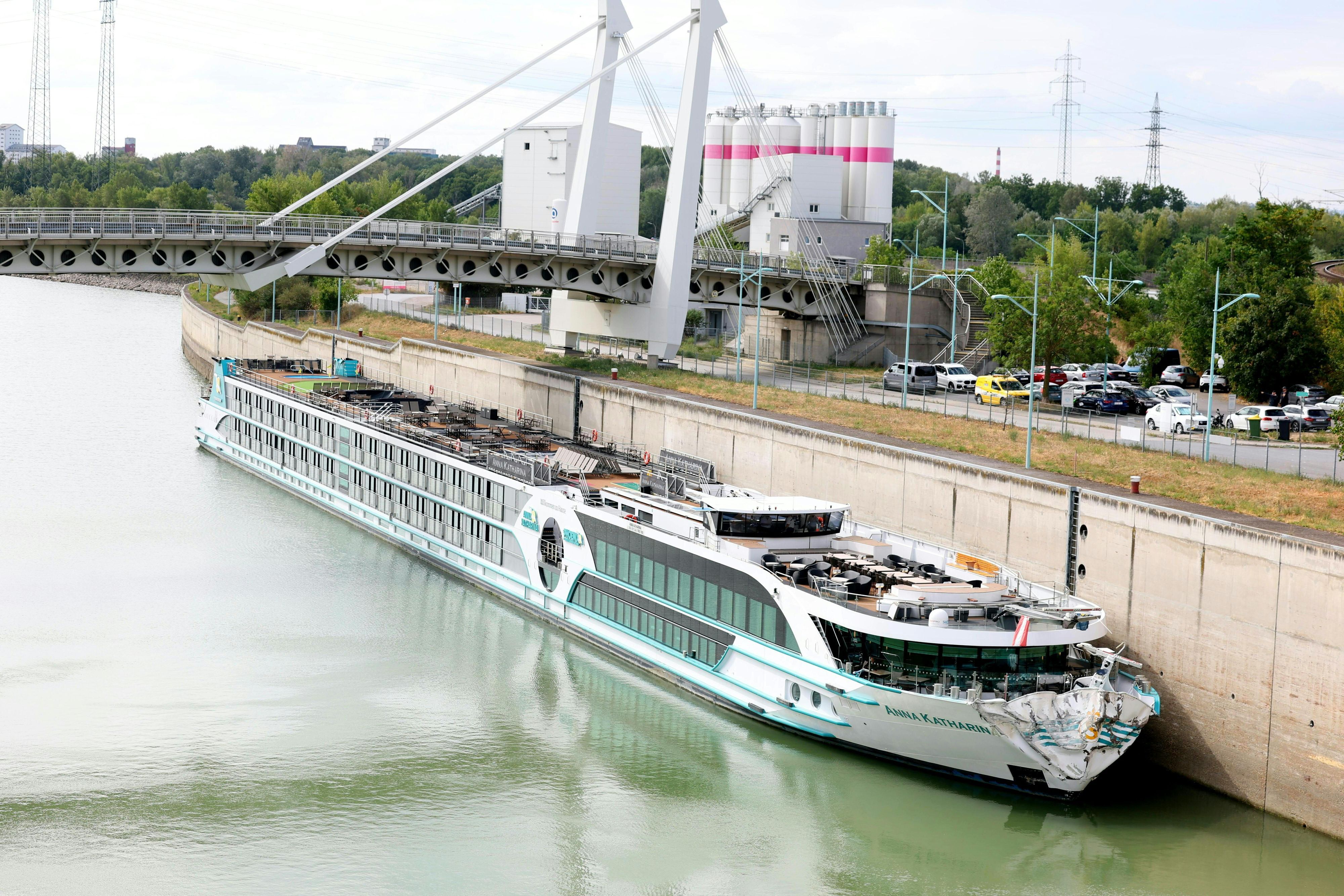 Ein Flusskreuzfahrtschiff, die „MS Anna Katharina“, mit etwa 200 Personen an Bord ist bei der Schleuse Freudenau in Wien gegen eine Mauer beziehungsweise Teile der Schleusenanlage.