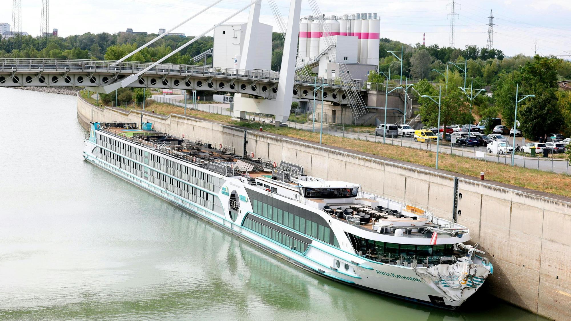 Ein Flusskreuzfahrtschiff, die „MS Anna Katharina“, mit etwa 200 Personen an Bord ist bei der Schleuse Freudenau in Wien gegen eine Mauer beziehungsweise Teile der Schleusenanlage.