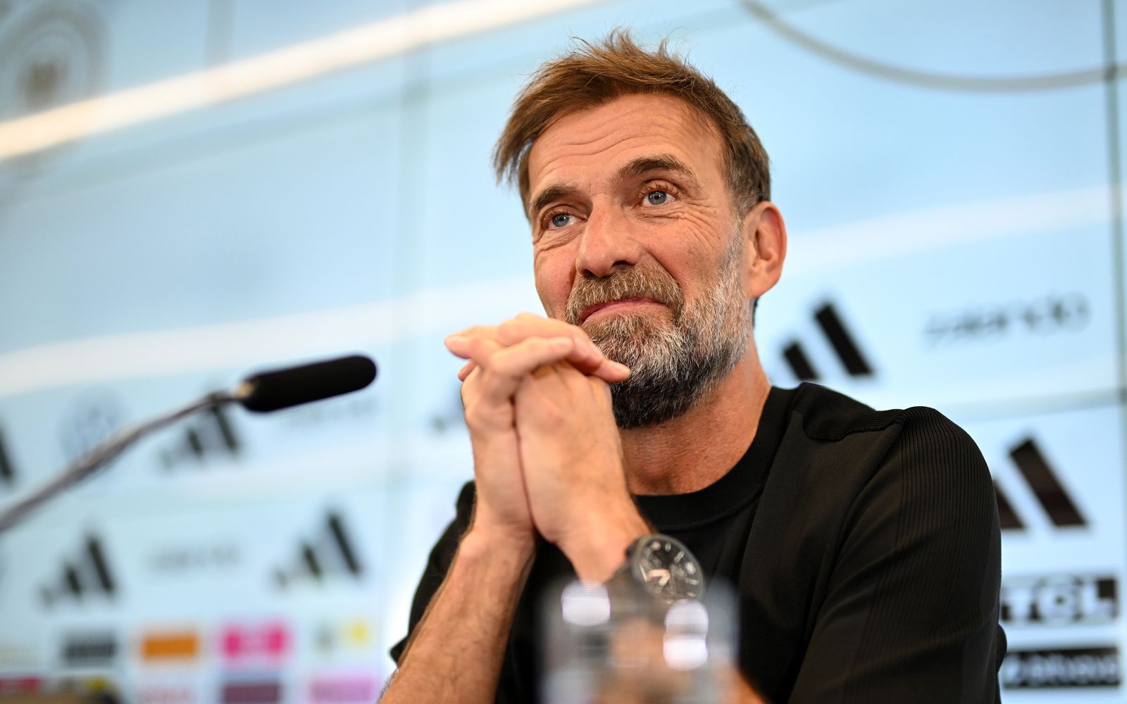 Jürgen Klopp spricht in Mikro.