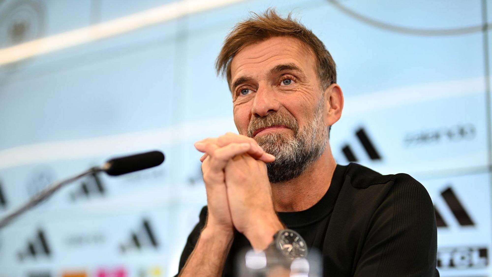 Jürgen Klopp spricht in Mikro.