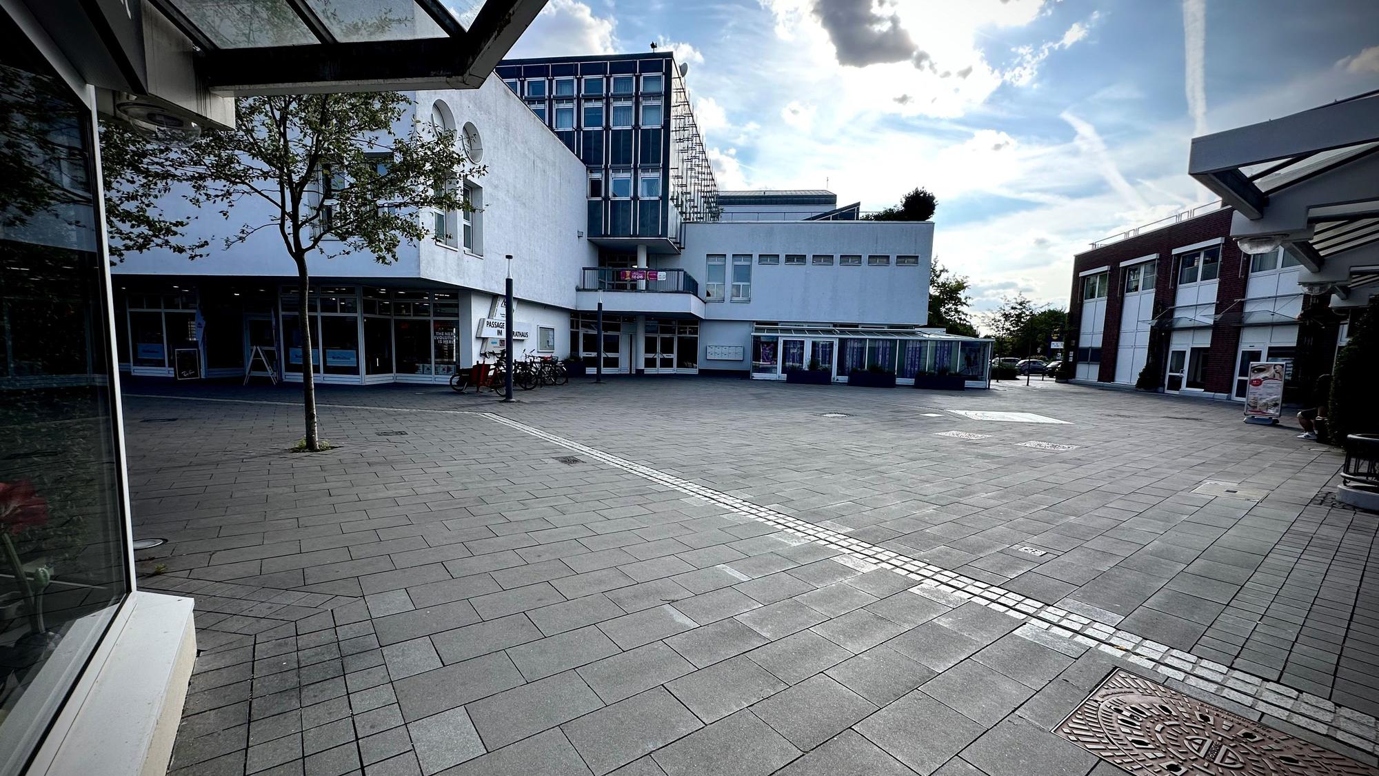 Zu sehen ist ein Platz, rund herum stehen Gebäude.