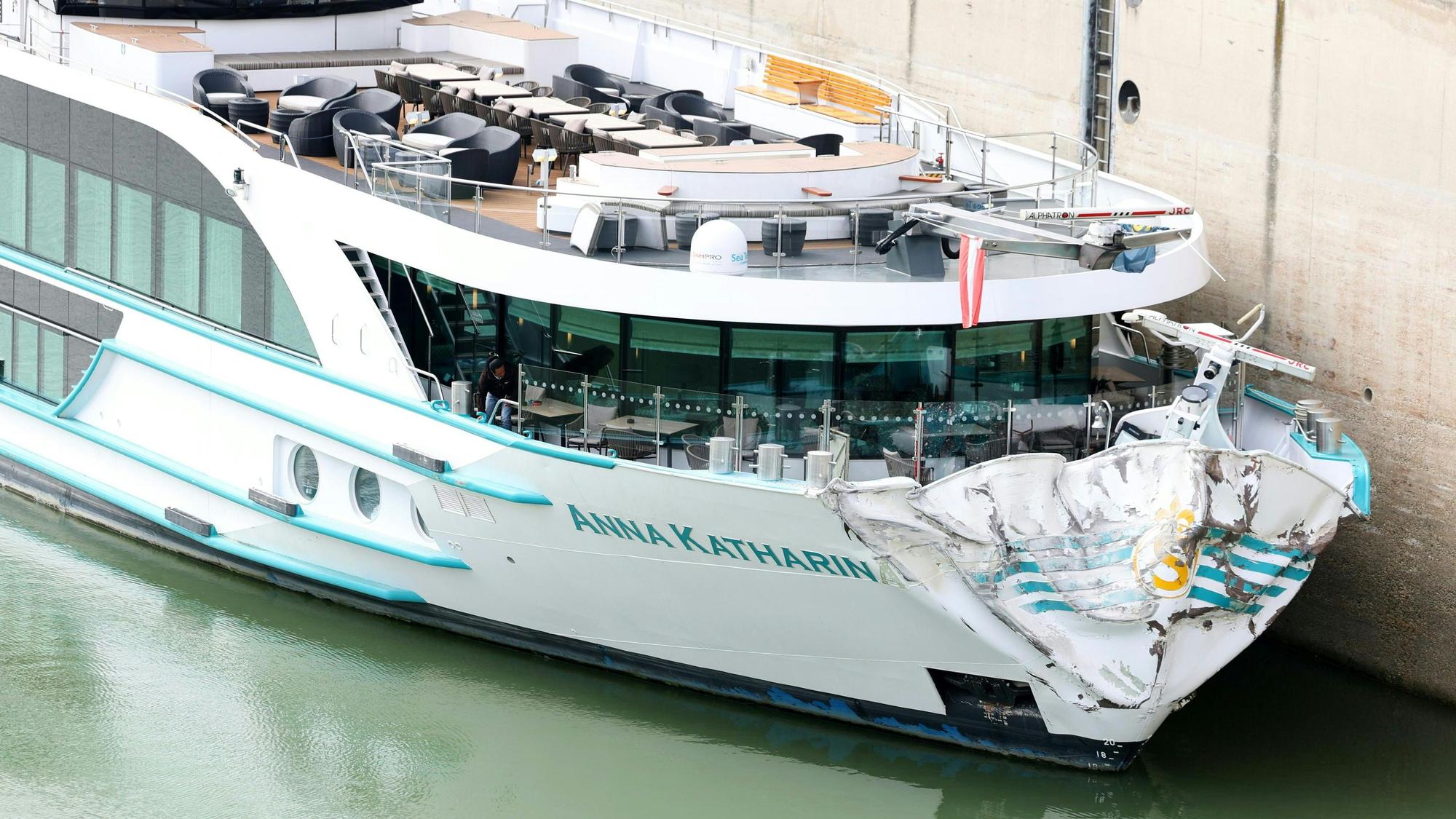 Ein Flusskreuzfahrtschiff, die „MS Anna Katharina“, mit etwa 200 Personen an Bord ist bei der Schleuse Freudenau in Wien gegen eine Mauer beziehungsweise Teile der Schleusenanlage.