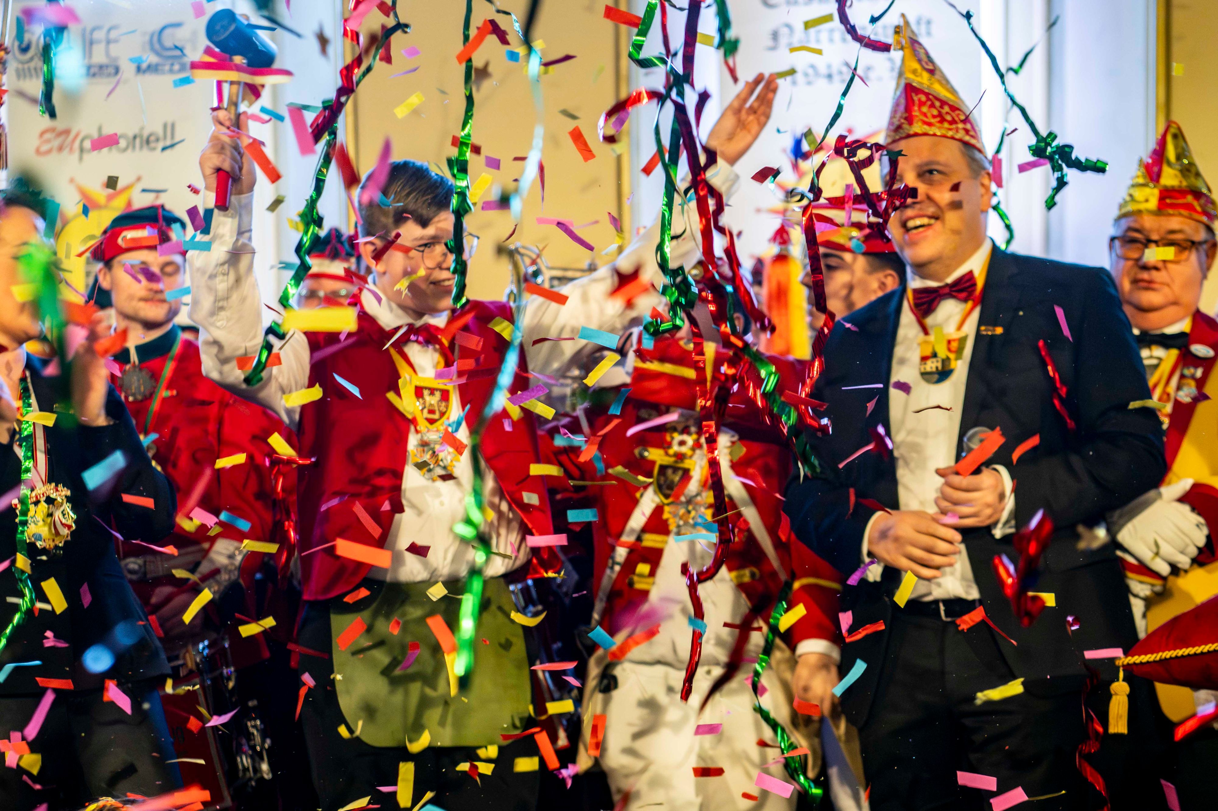 Das Bild zeigt den Moment der Proklamation des Küfers.