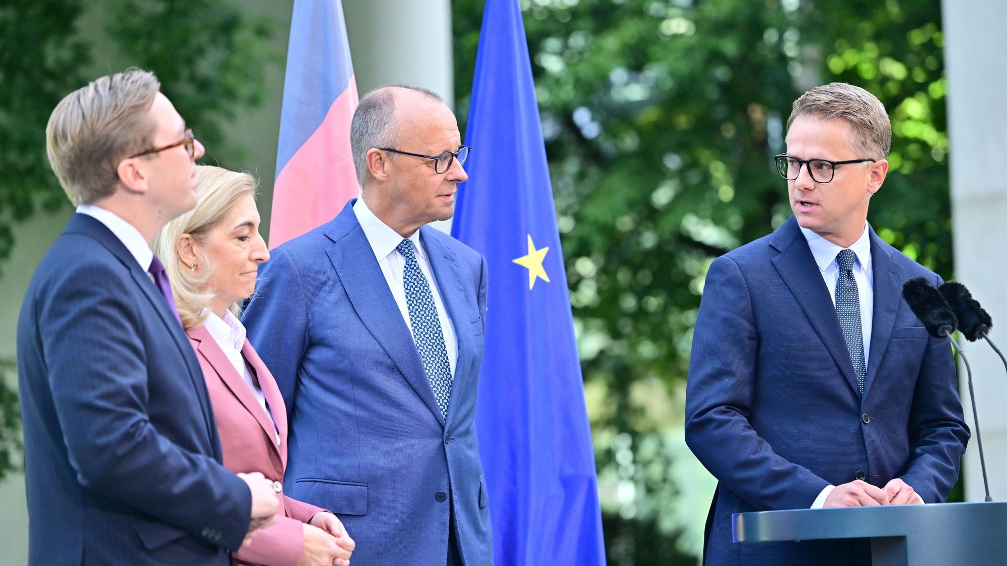 Bundeskanzler Friedrich Merz (2.v.r, CDU), die bisherige Gesundheitsministerin Nina Warken (CDU), der bisherige CDU-Generalsekretär Carsten Linnemann (r), und der bisherige Parlamentarische Staatssekretär im Digitalministerium, Philipp Amthor (l, CDU) geben eine Pressekonferenz im Kanzleramt in Berlin zu personellen Veränderungen in Regierung und CDU.