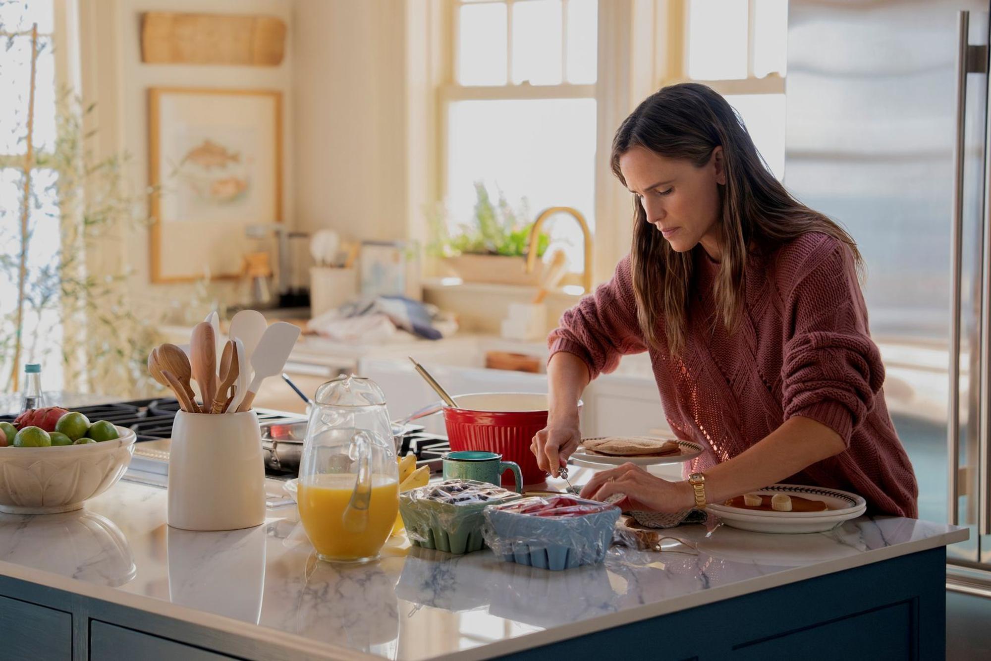 In der Dramaserie „The Five Star Weekend“ spielt Jennifer Garner die erfolgreiche Food-Influencerin Hollis Shaw, deren Leben nach einem schweren Schicksalsschlag aus den Fugen gerät. Ab 25. Juli ist die achtteilige Serie bei Sky und WOW zu sehen. (Bild: Sky/ 2025 Peacock TV LLC.)