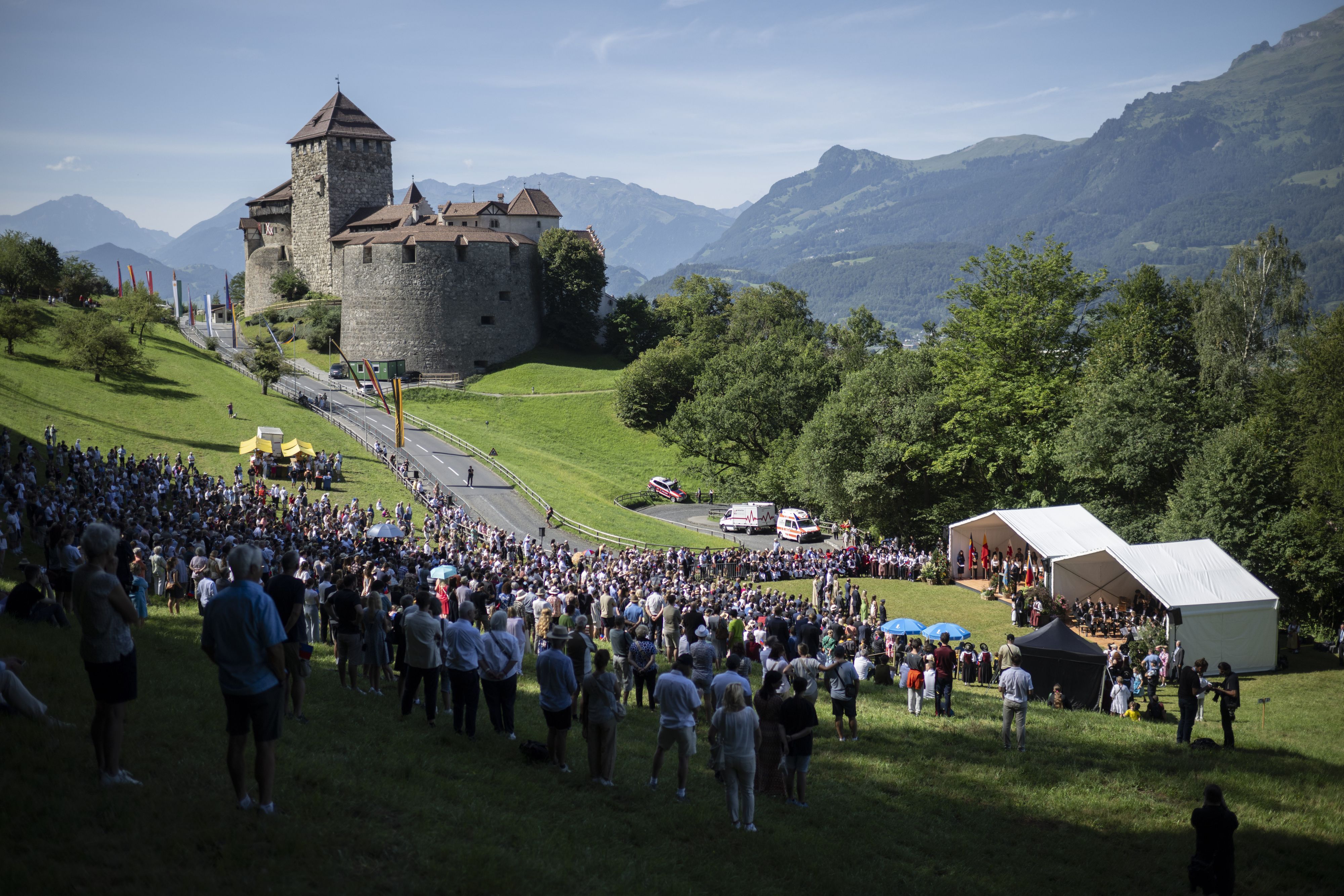 Blick auf die Schlosswiese mit Schloss Vaduz bei der Ansprache des Erbprinzen Alois, am Liechtensteiner Staatsfeiertag.