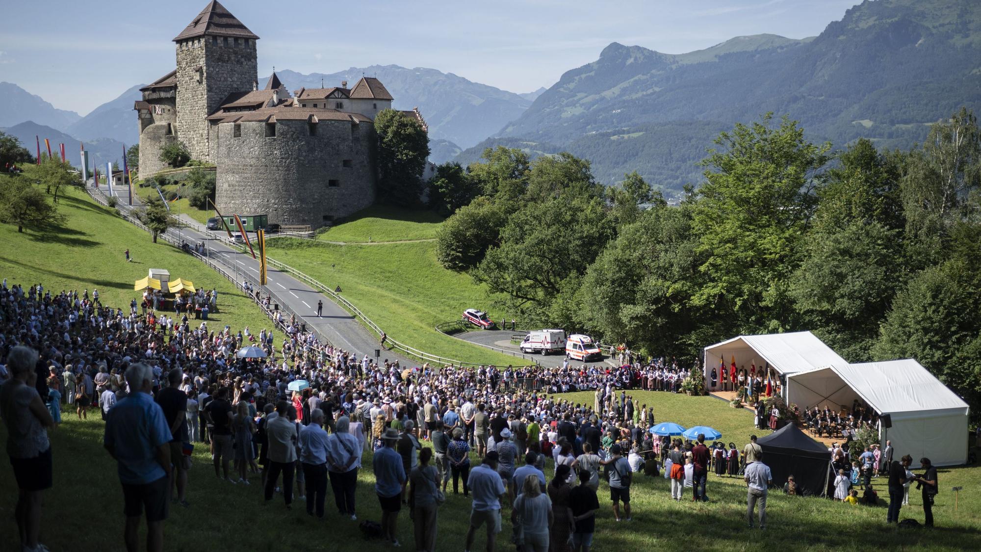 Blick auf die Schlosswiese mit Schloss Vaduz bei der Ansprache des Erbprinzen Alois, am Liechtensteiner Staatsfeiertag.
