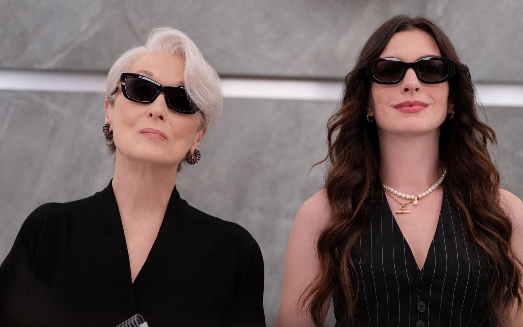Miranda Priestly (Meryl Streep, links) trifft nach 20 Jahren wieder auf ihre ehemalige Assistentin Andy (Anne Hathaway): Ist es diesmal eine Begegnung auf Augenhöhe? (Bild: Disney/2025 20th Century Studios)