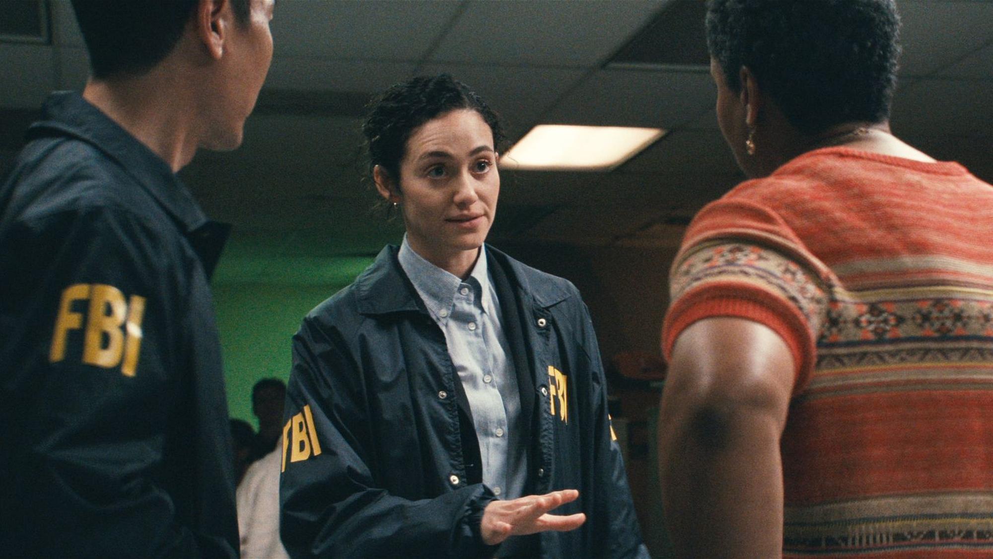 Alice Black (Emmy Rossum, Mitte) wird von einem alten Kollegen gebeten, bei den Ermittlungen zu einem Mordfall zu helfen. Schnell verdächtigt sie eine mysteriöse Frau. (Bild: 2026 Disney)