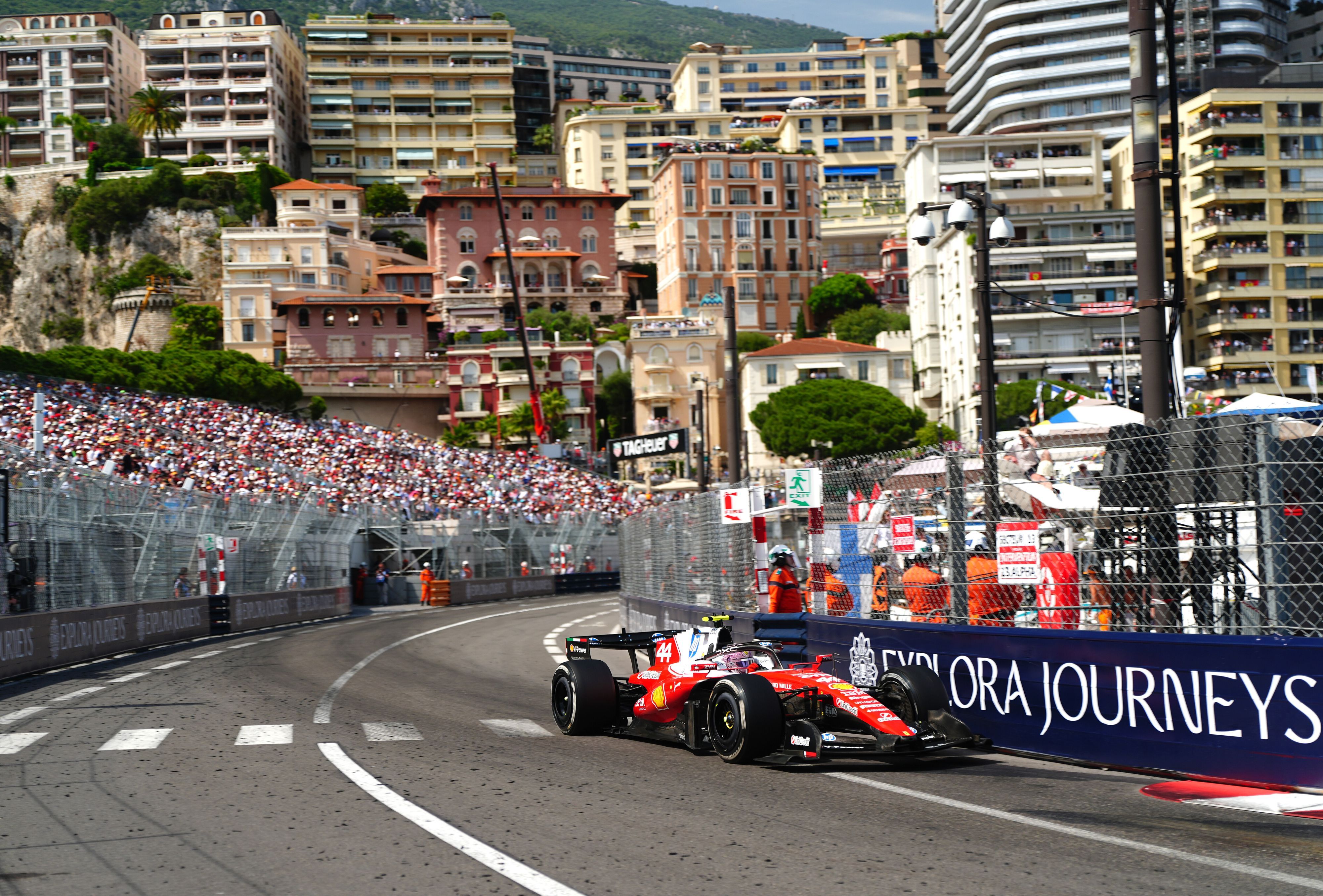 Formel-1-Weltmeisterschaft: Lewis Hamilton von Ferrari im Rennen auf dem Circuit de Monaco in Monte Carlo.