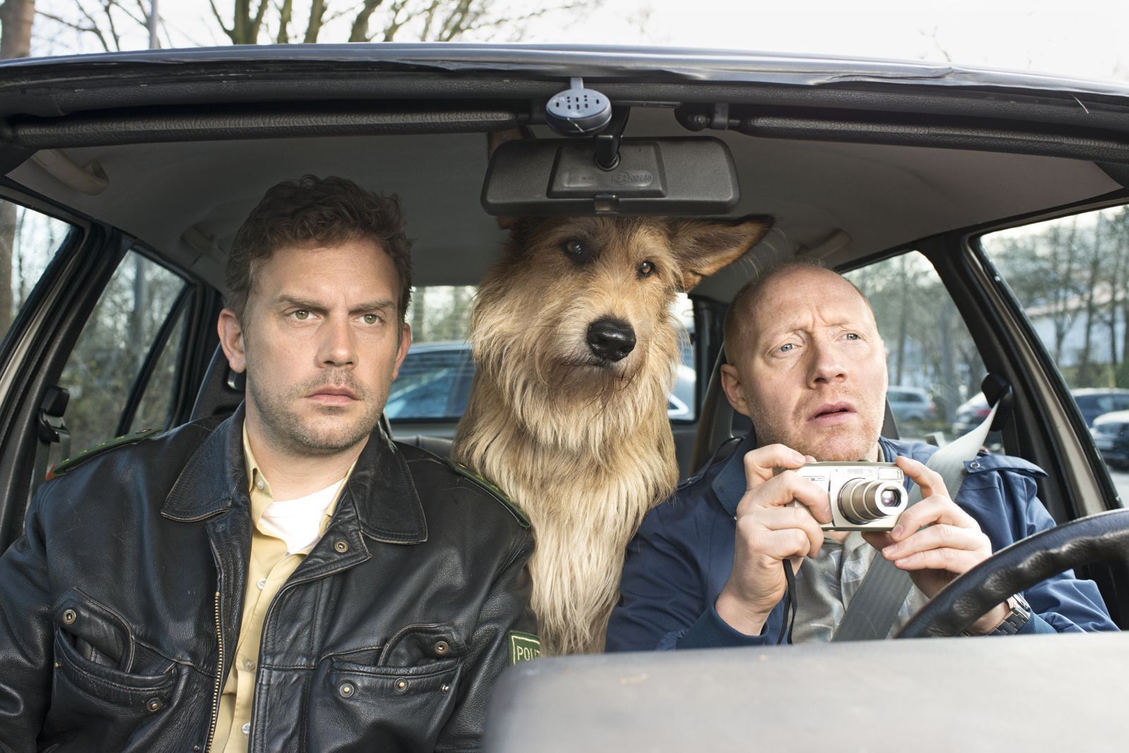 Mit Hund Ludwig auf Spähfahrt: Eberhofer (Sebastian Bezzel, links) und sein Kumpel Rudi (Simon Schwarz). (Bild: ARD Degeto/BR/2017 Constantin Film/Bernd Schuller)