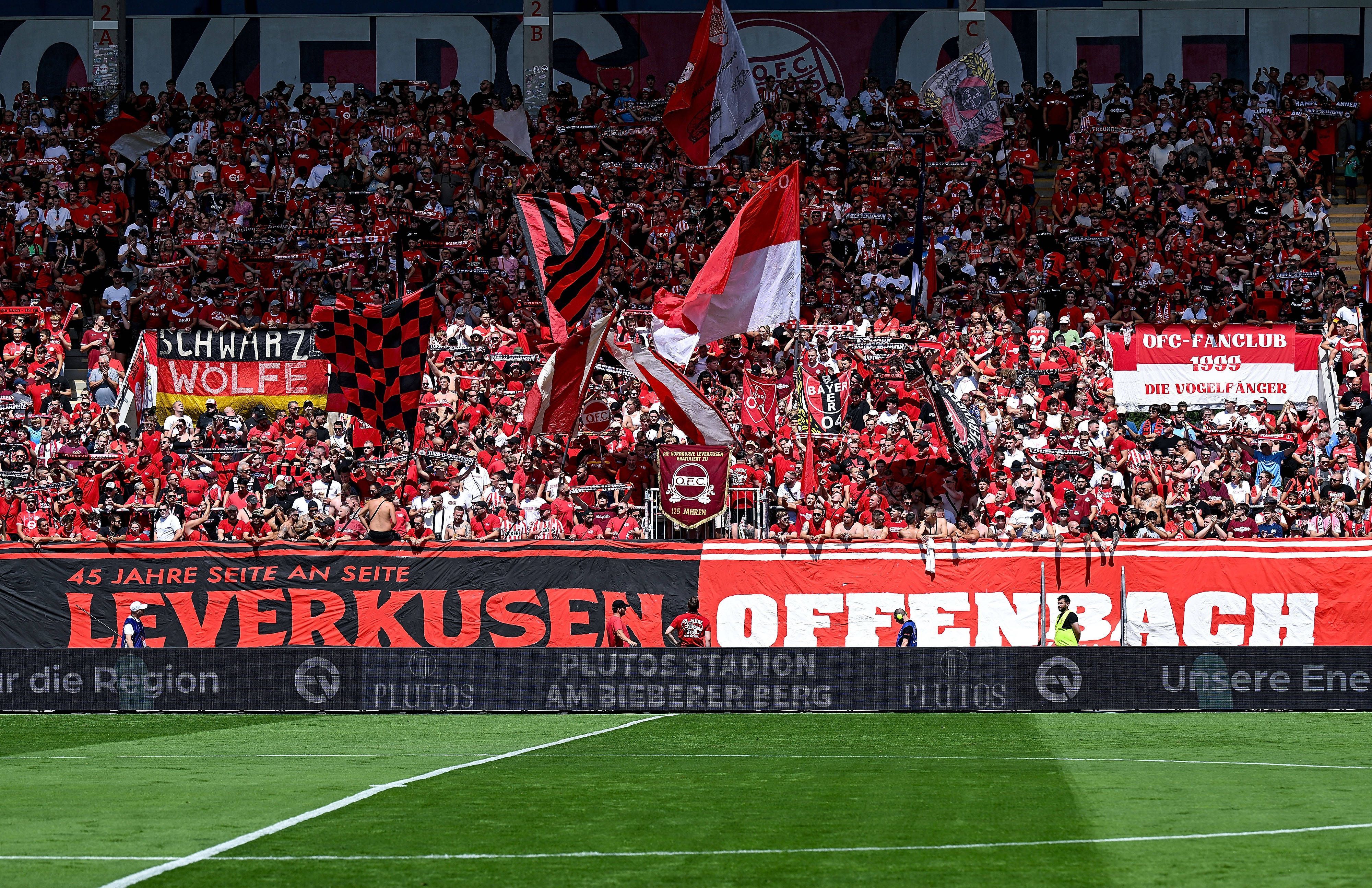 Fans von Bayer 04 Leverkusen und Kickers Offenbach zelebrieren ihre Fanfreundschaft mit einem gemeinsamen Banner.