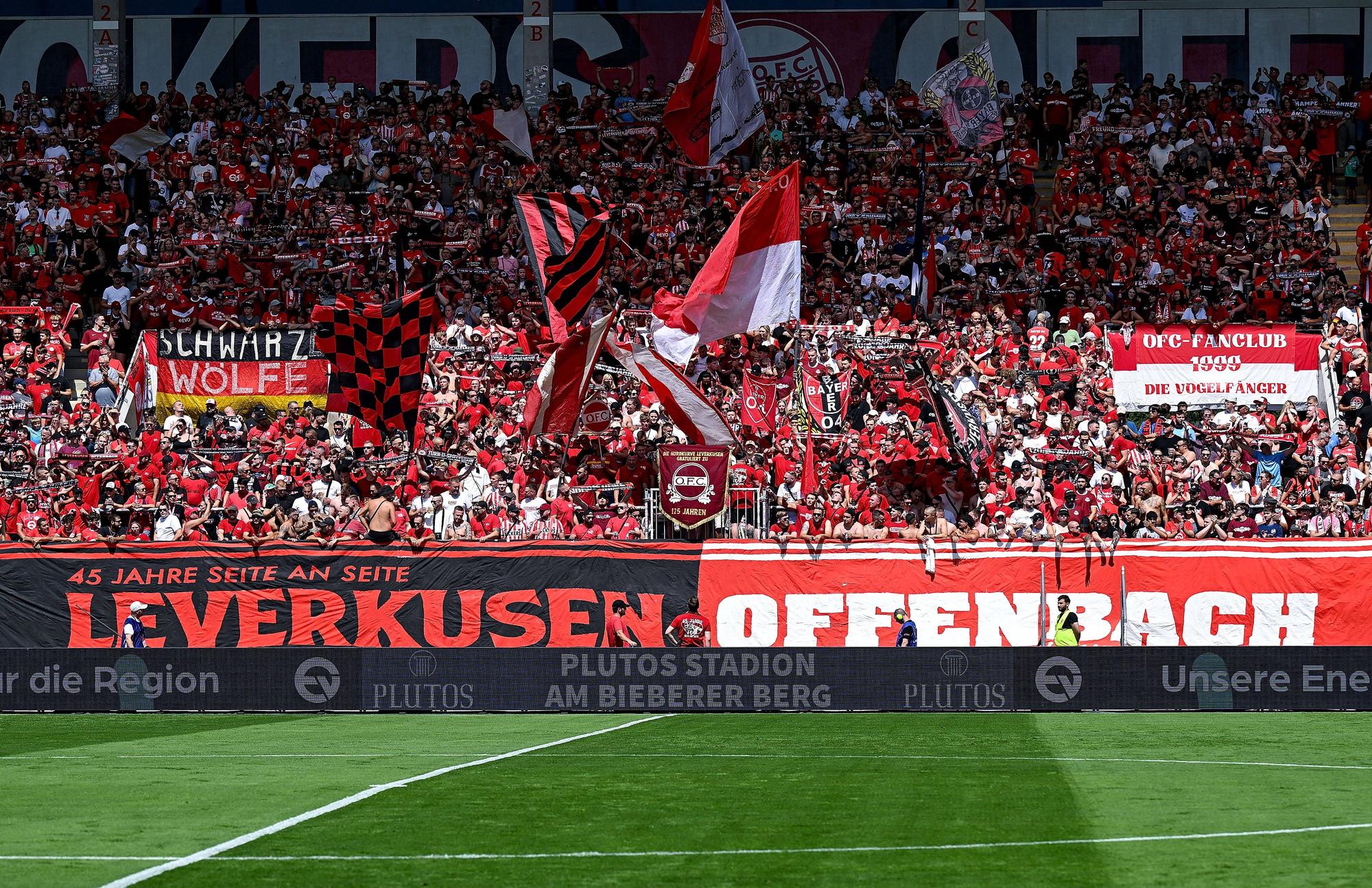 Fans von Bayer 04 Leverkusen und Kickers Offenbach zelebrieren ihre Fanfreundschaft mit einem gemeinsamen Banner.