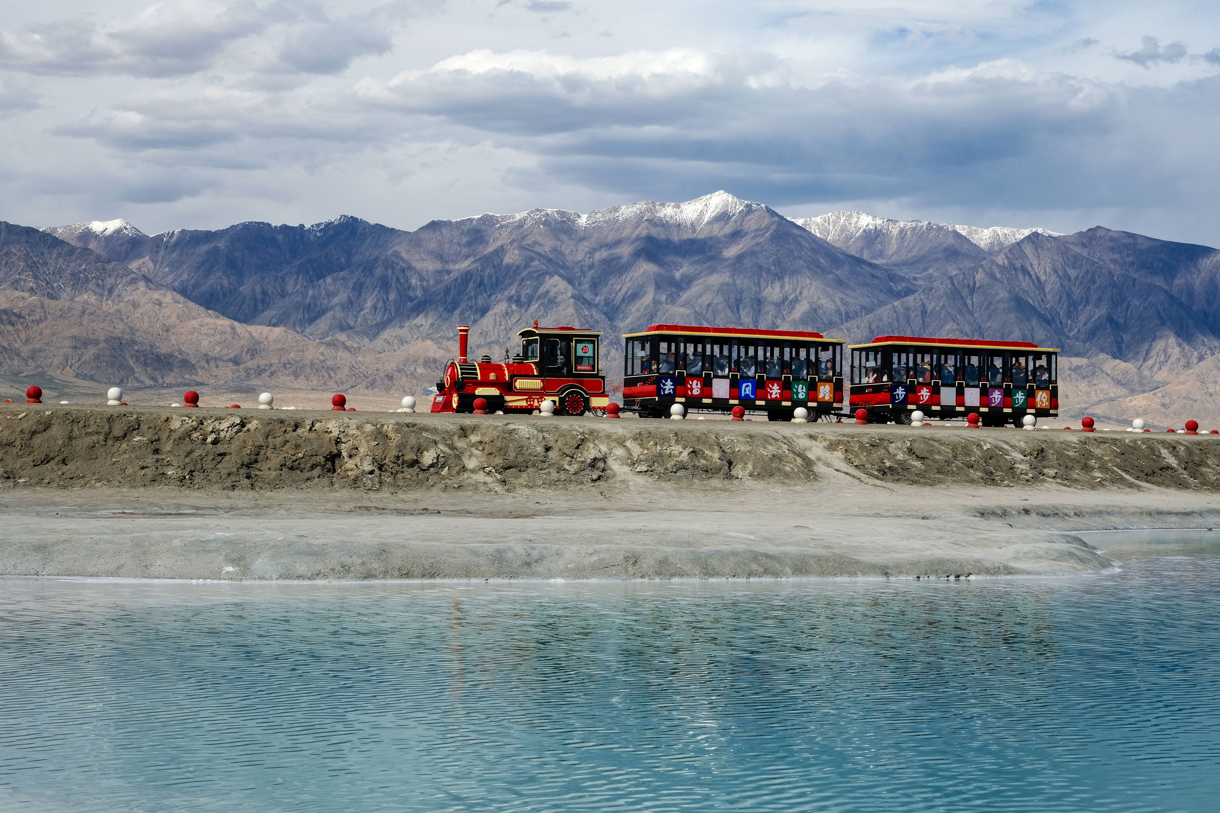 Touristen besuchen den juwelengleichen Smaragdsee im Autonomen Bezirk Haixi der Mongolen und Tibetischen Nationalität in der chinesischen Provinz Qinghai.