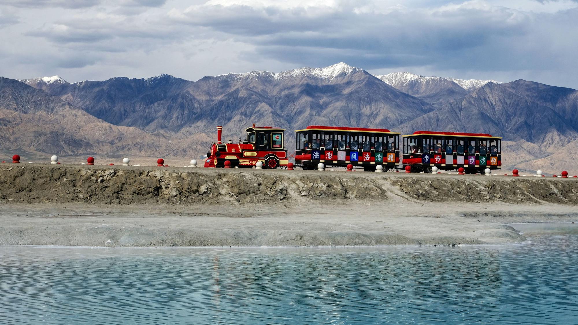 Touristen besuchen den juwelengleichen Smaragdsee im Autonomen Bezirk Haixi der Mongolen und Tibetischen Nationalität in der chinesischen Provinz Qinghai.