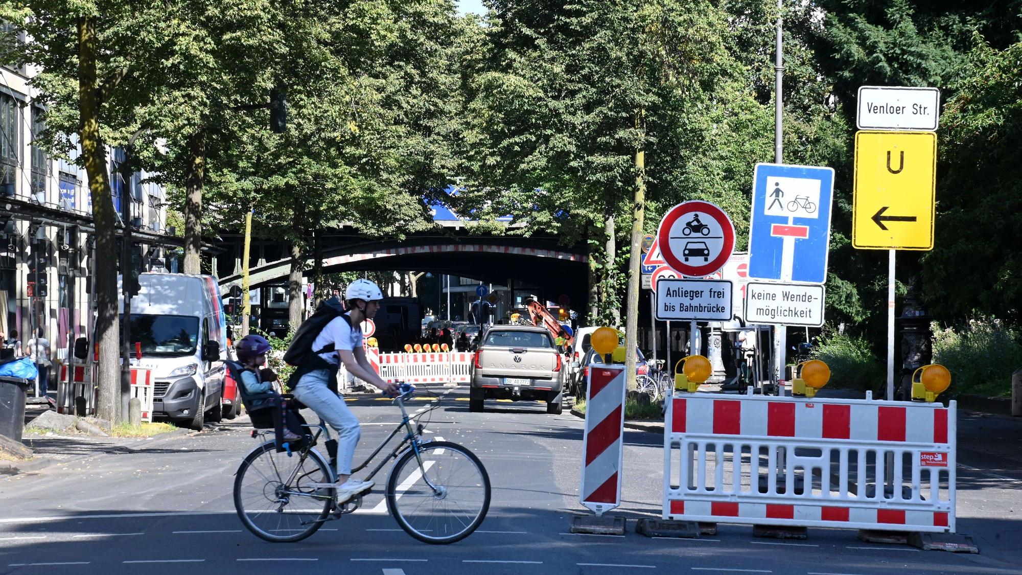 Die Venloer Straße wird bis zum 23. August 2024 auf Höhe der Bahnunterführung am Bahnhof Köln-West für den motorisierten Verkehr in beiden Fahrtrichtungen gesperrt.
