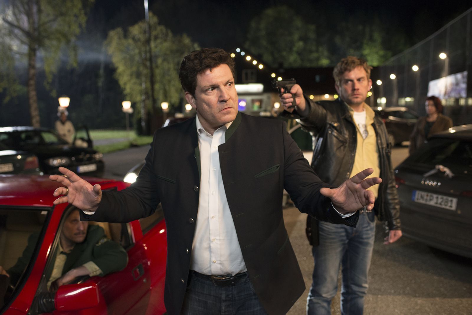 Da lebt er noch, der Barschl (Francis Fulton-Smith, links). Aber als wenig später seine Leiche gefunden wird, sieht's nicht gut aus für den Eberhofer (Sebastian Bezzel), der unter dringendem Mordverdacht steht. (Bild: ARD Degeto/BR/2017 Constantin Film/Bernd Schuller)