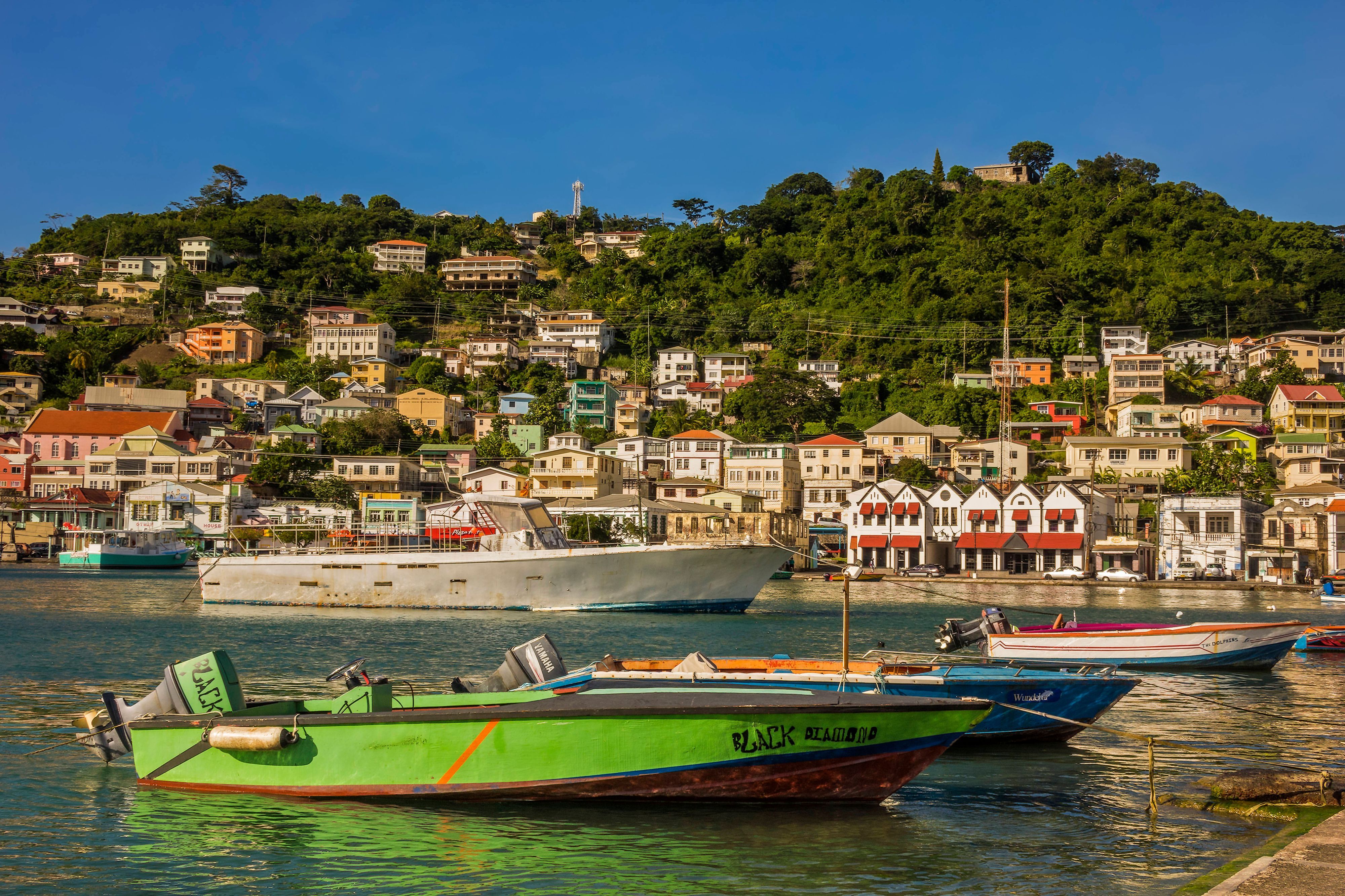 Blick auf den Hafen der Hauptstadt St. George's auf Grenada.