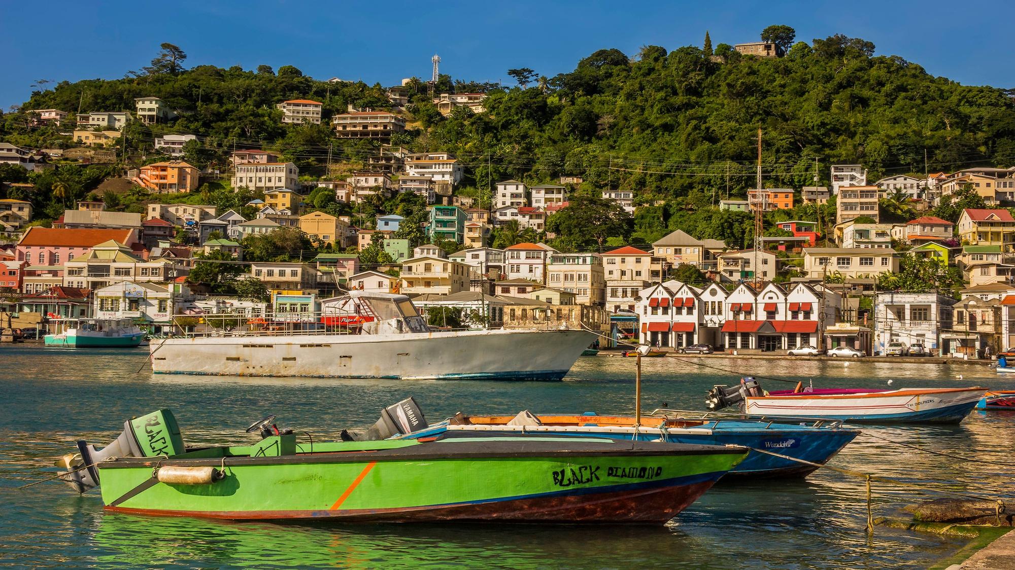 Blick auf den Hafen der Hauptstadt St. George's auf Grenada.
