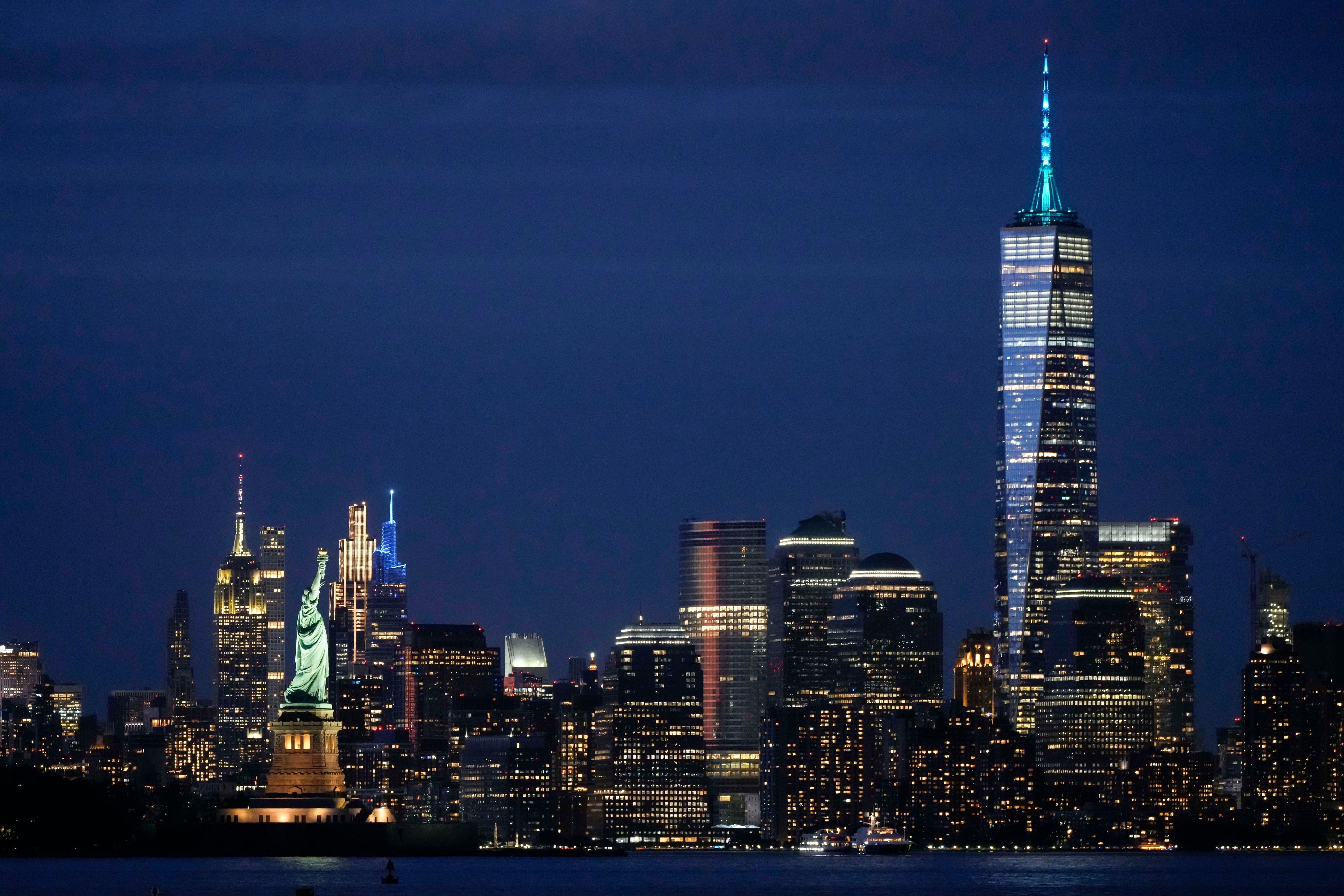 Die Freiheitsstatue steht neben dem Empire State Building (l) und dem One World Trade Center (r) in New York, aufgenommen am 31. Mai 2026 von Jersey City aus.