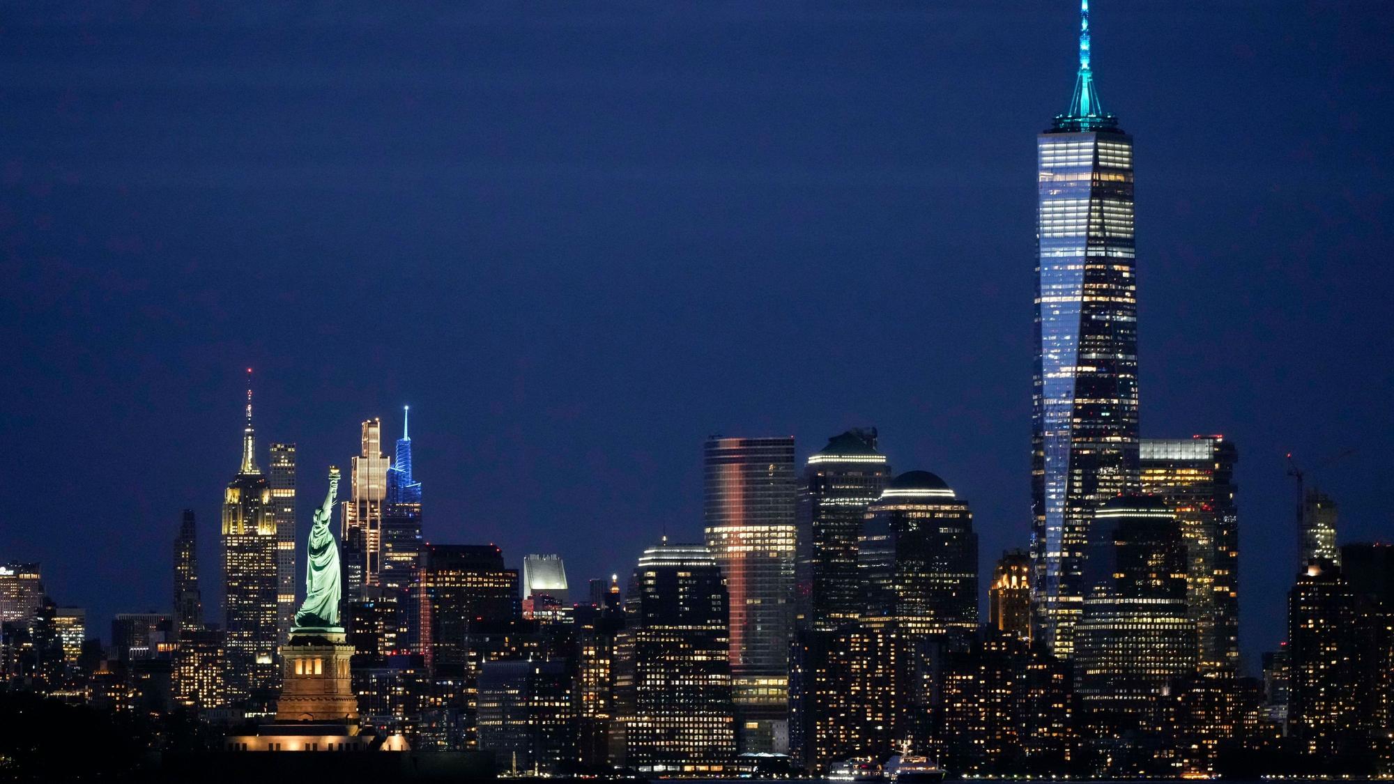 Die Freiheitsstatue steht neben dem Empire State Building (l) und dem One World Trade Center (r) in New York, aufgenommen am 31. Mai 2026 von Jersey City aus.