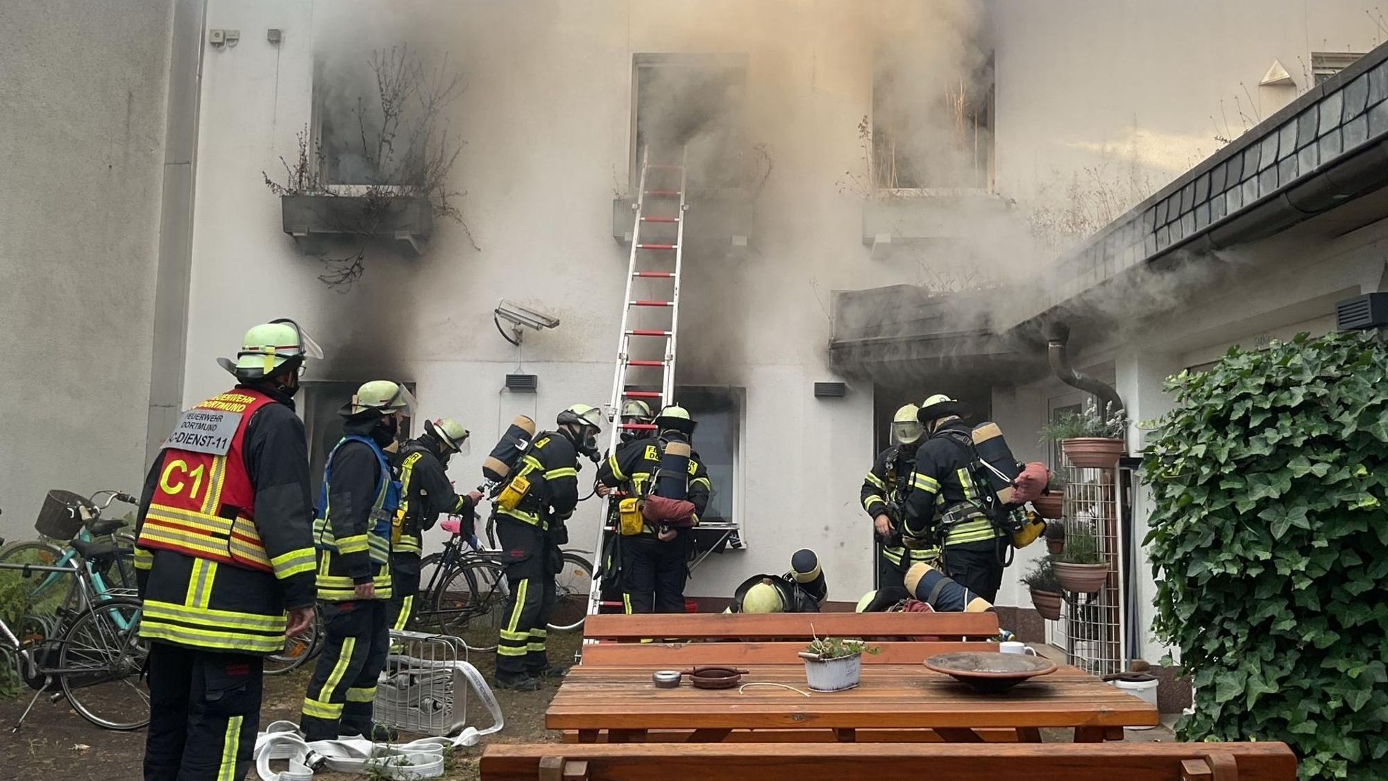 Feuerwehr vor brennendem Haus.