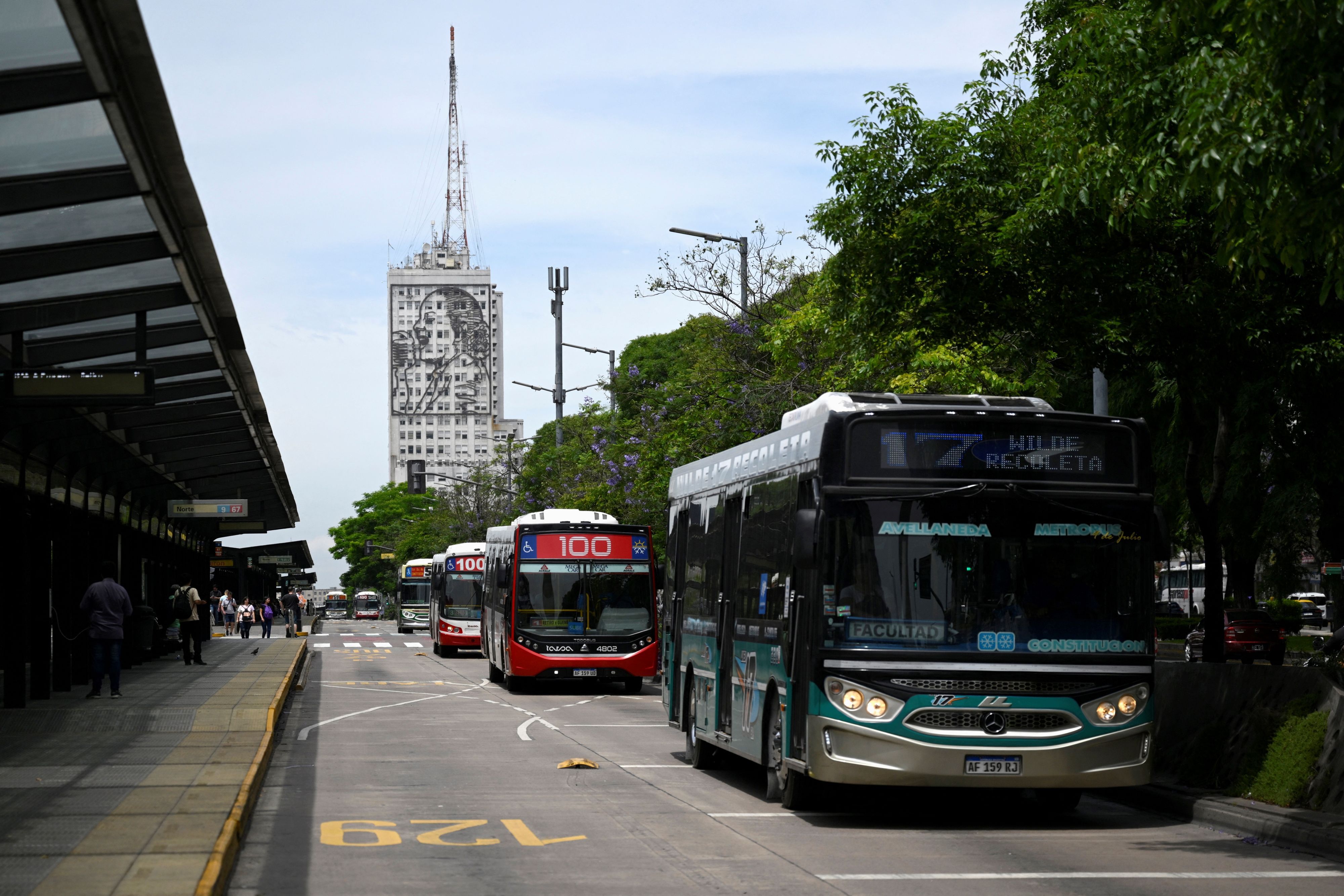 Die Avenida 9 de Julio ist eine der Hauptverkehrsadern von Buenos Aires.