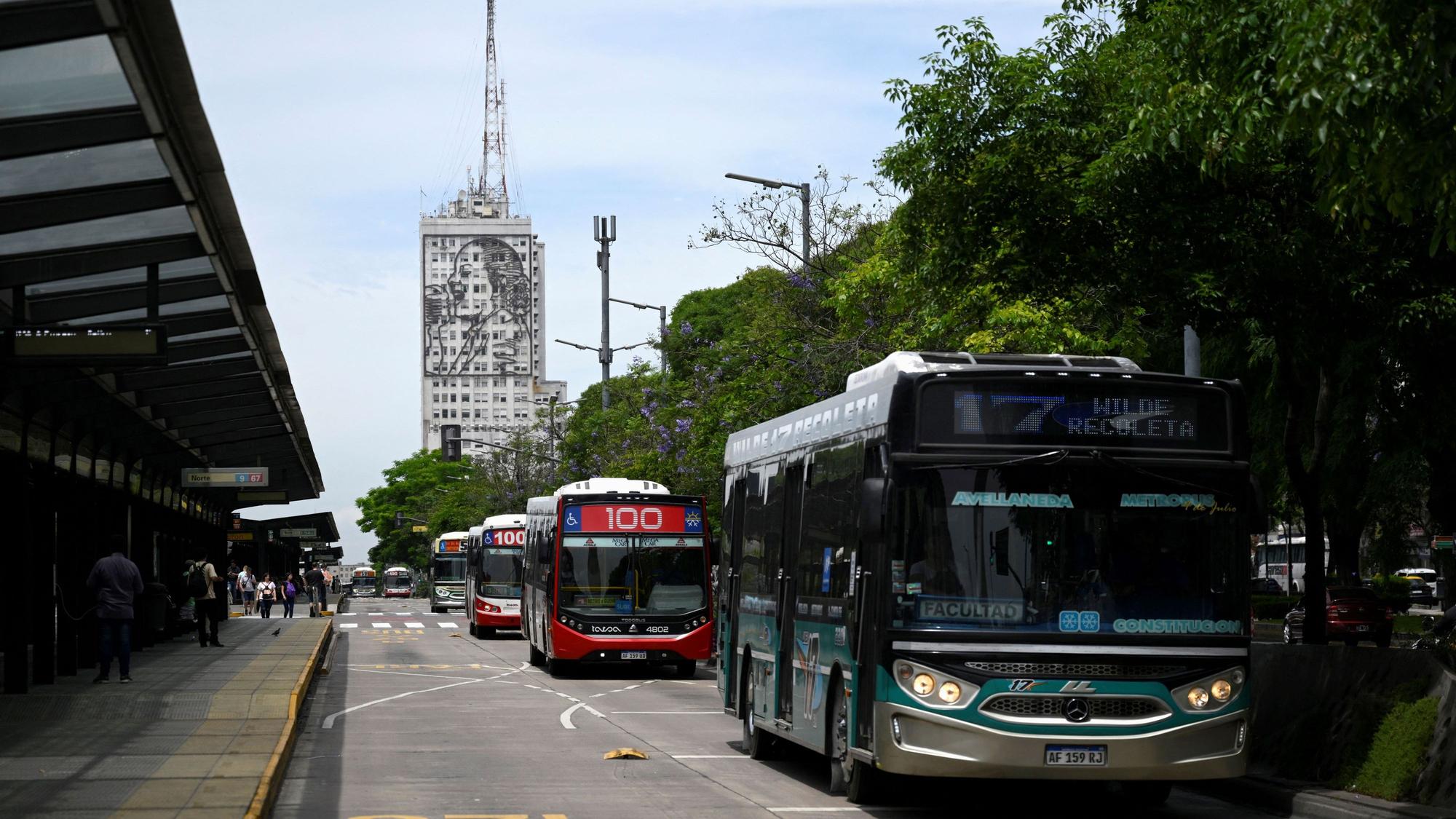 Die Avenida 9 de Julio ist eine der Hauptverkehrsadern von Buenos Aires.